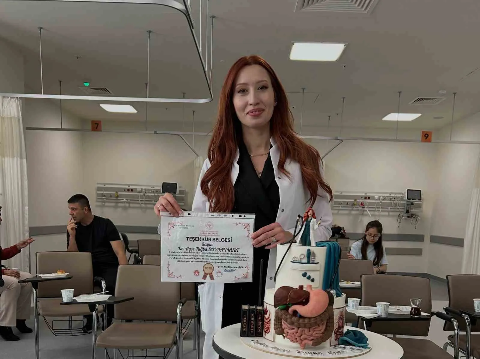 Kütahya Şehir Hastanesi’nde uzmanlık heyecanı: Dr. Ayşe Tuğba Kurt artık cerrah