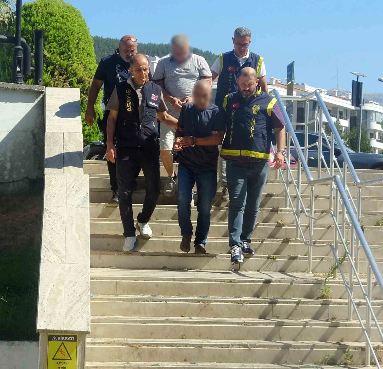 Eski emniyet müdürünün karıştığı parke taşı hırsızlığı şaşkınlık yarattı