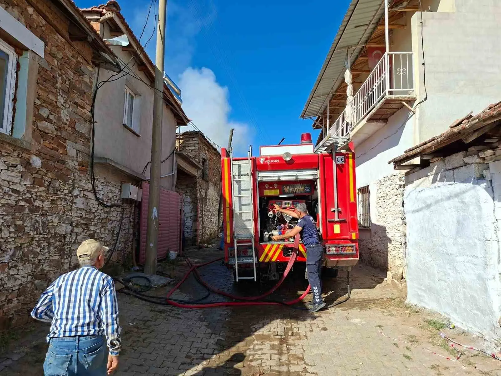 Salihli'de alevler tarihi dokuyu vurdu: Mahalleli traktörlerle yardıma koştu