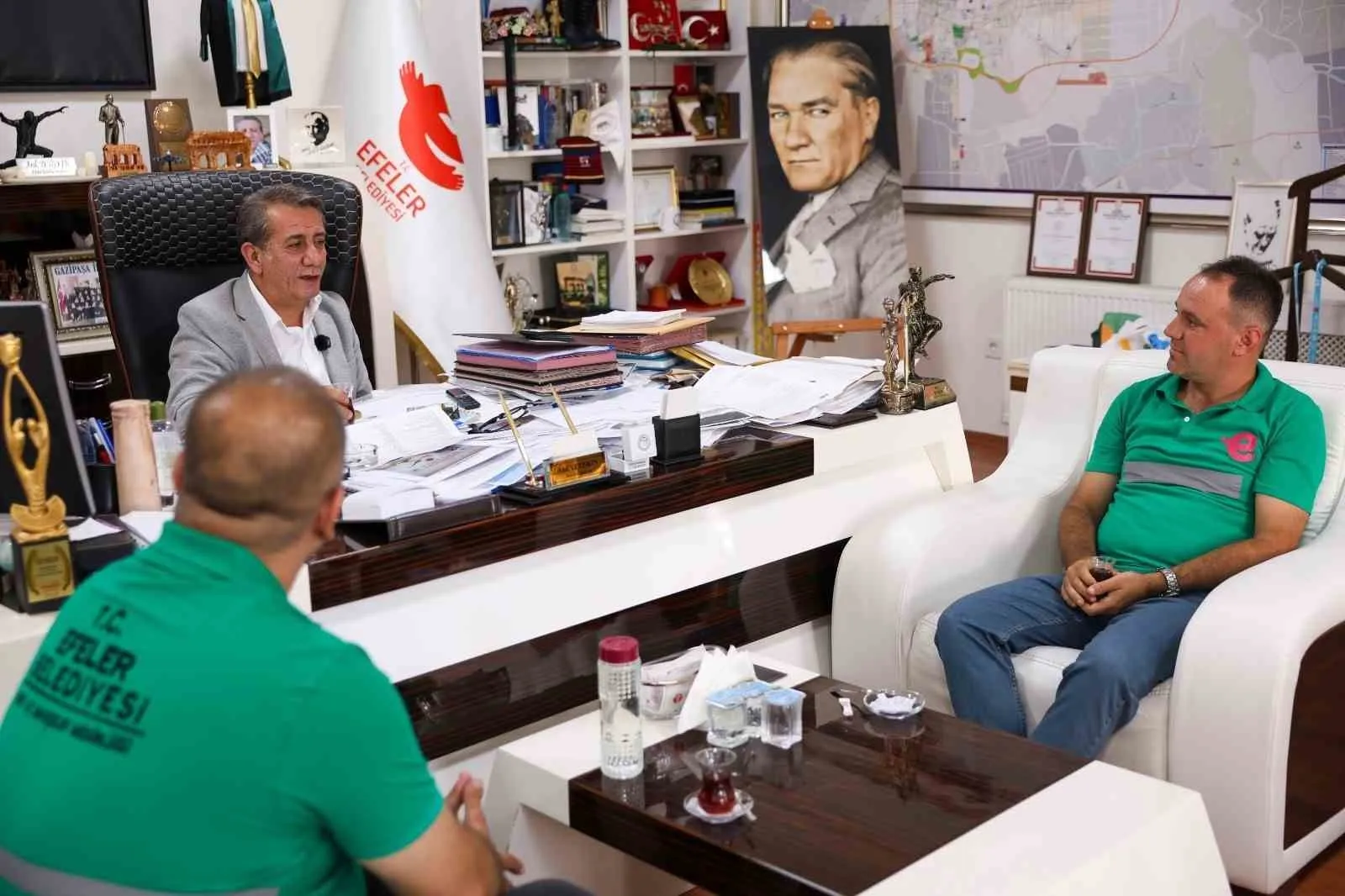 Efeler’de fedakarlık ödülle taçlandı: Üç canı kurtaran kahramanlara başkanlıkta özel ağırlama
