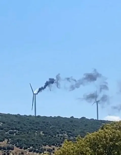 Bergama'da rüzgar türbini yangını: Gökyüzünü saran alevlere helikopterli müdahale