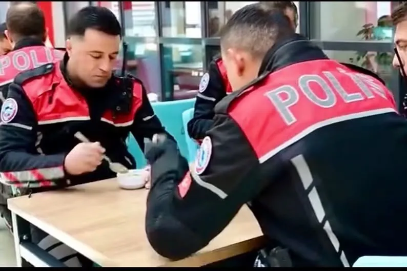 Afyonkarahisar Emniyeti'nde aşure bereketi: Müdür Erol bizzat servis etti
