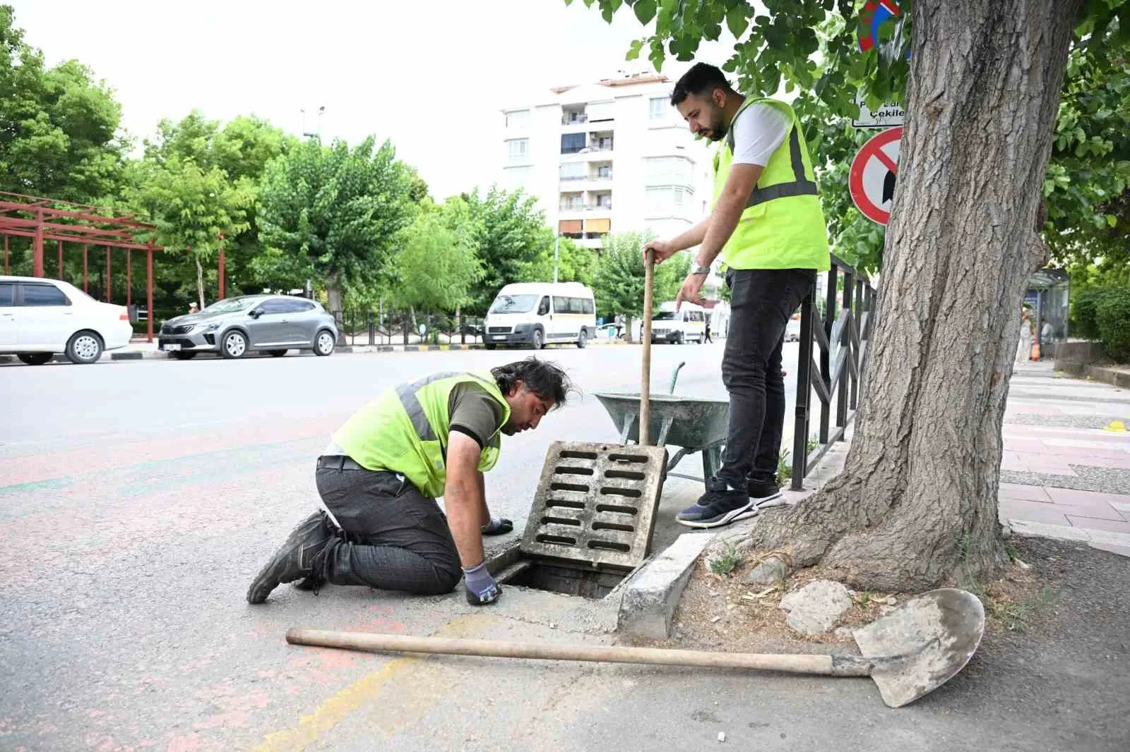 Manisa’da su taşkınlarına karşı dev temizlik mesaisi: 17 ilçede önlemler artırıldı