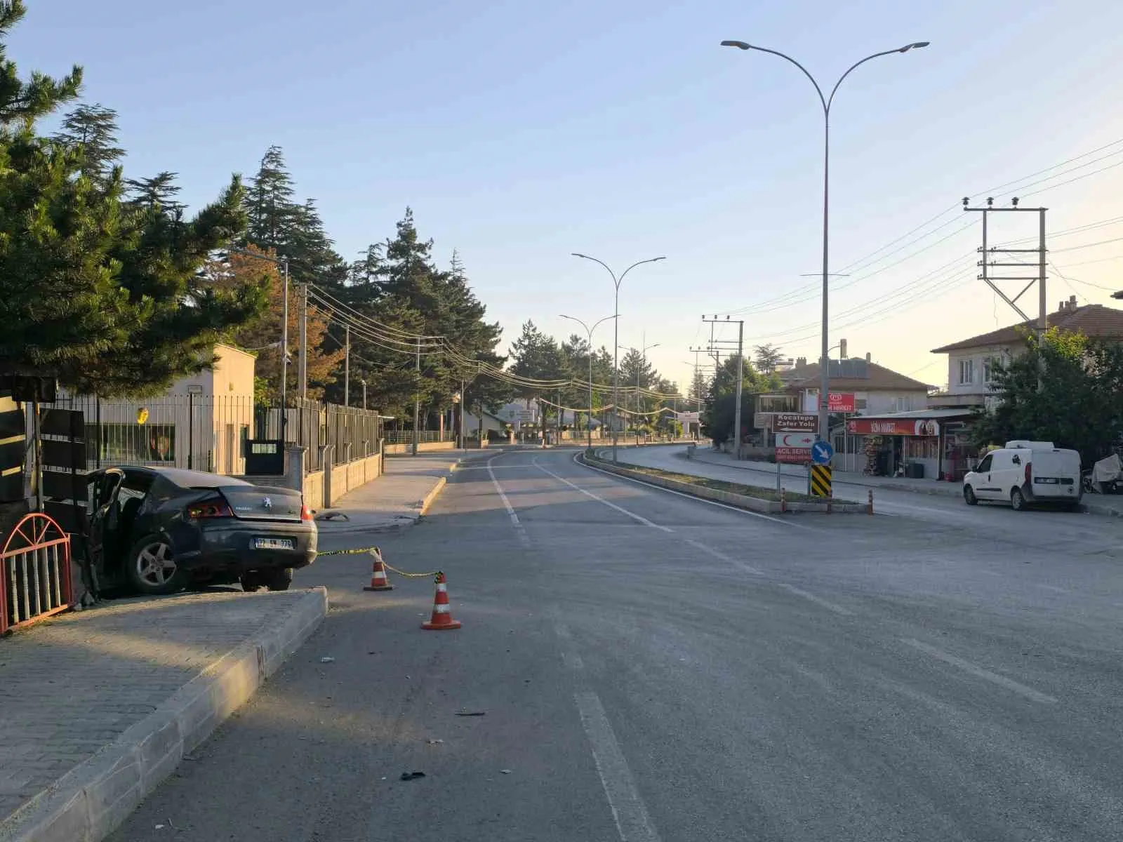 Şuhut’ta trafik dehşeti: Yön levhalarına çarpan araç hurdaya döndü