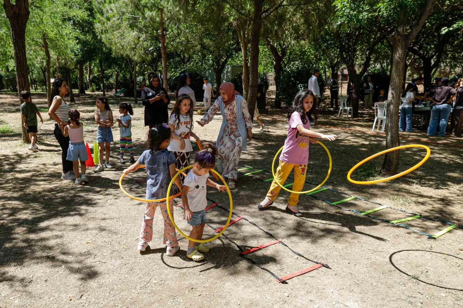 İzmir’de yazın tadı piknik alanlarında çıkıyor: Anneler ve çocuklar için şenlik vakti