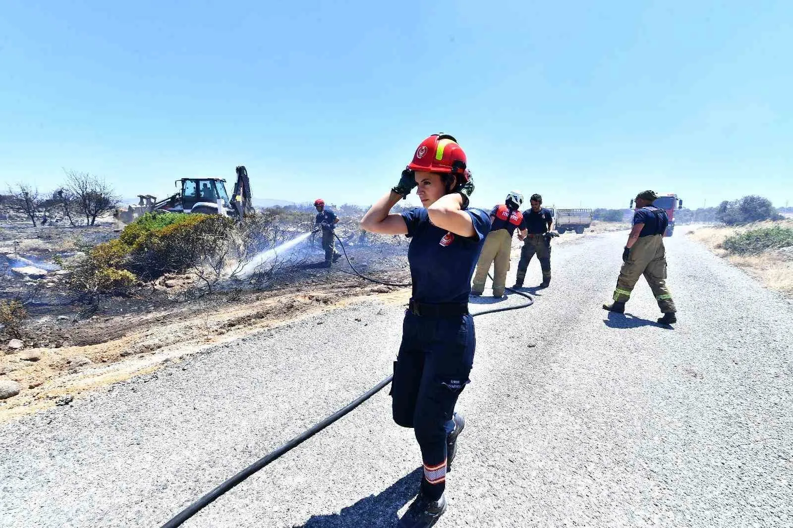 18 tonluk devleri o yönetiyor: İtfaiyenin kadın şoförü yollara meydan okuyor