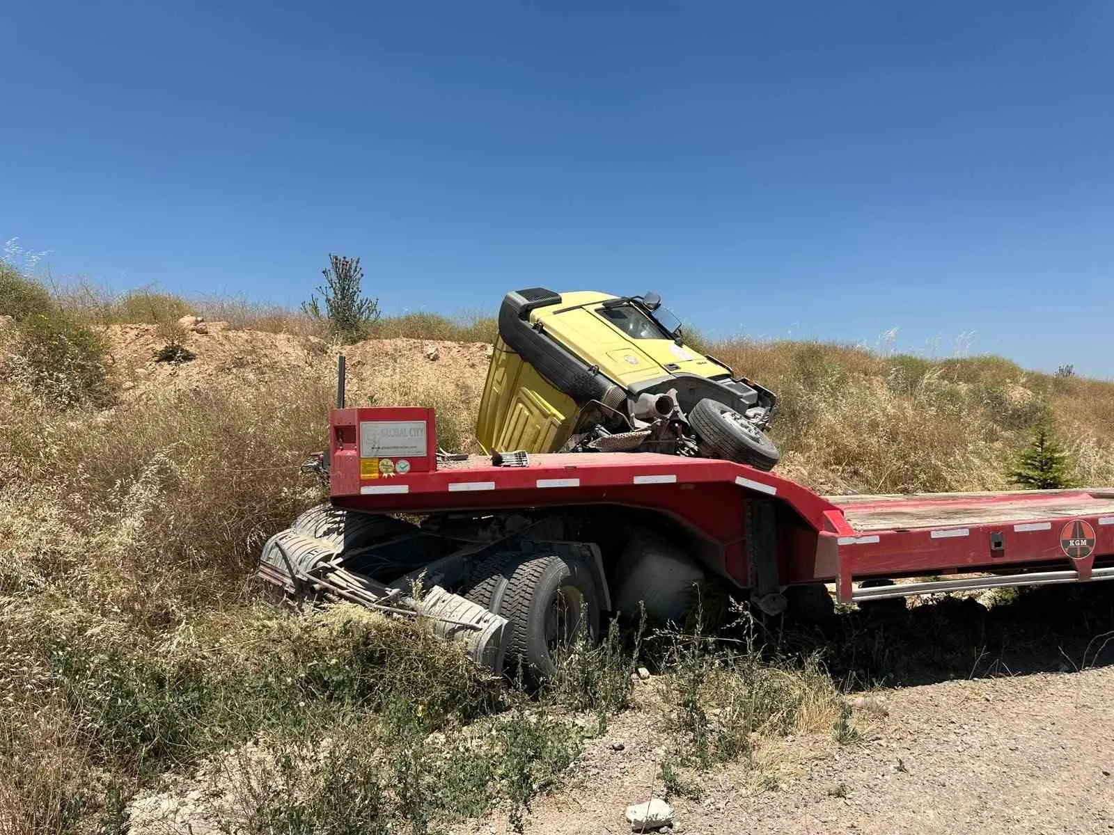 Uşak’ta şarampole uçan tırda can pazarı: Sürücü ağır yaralı