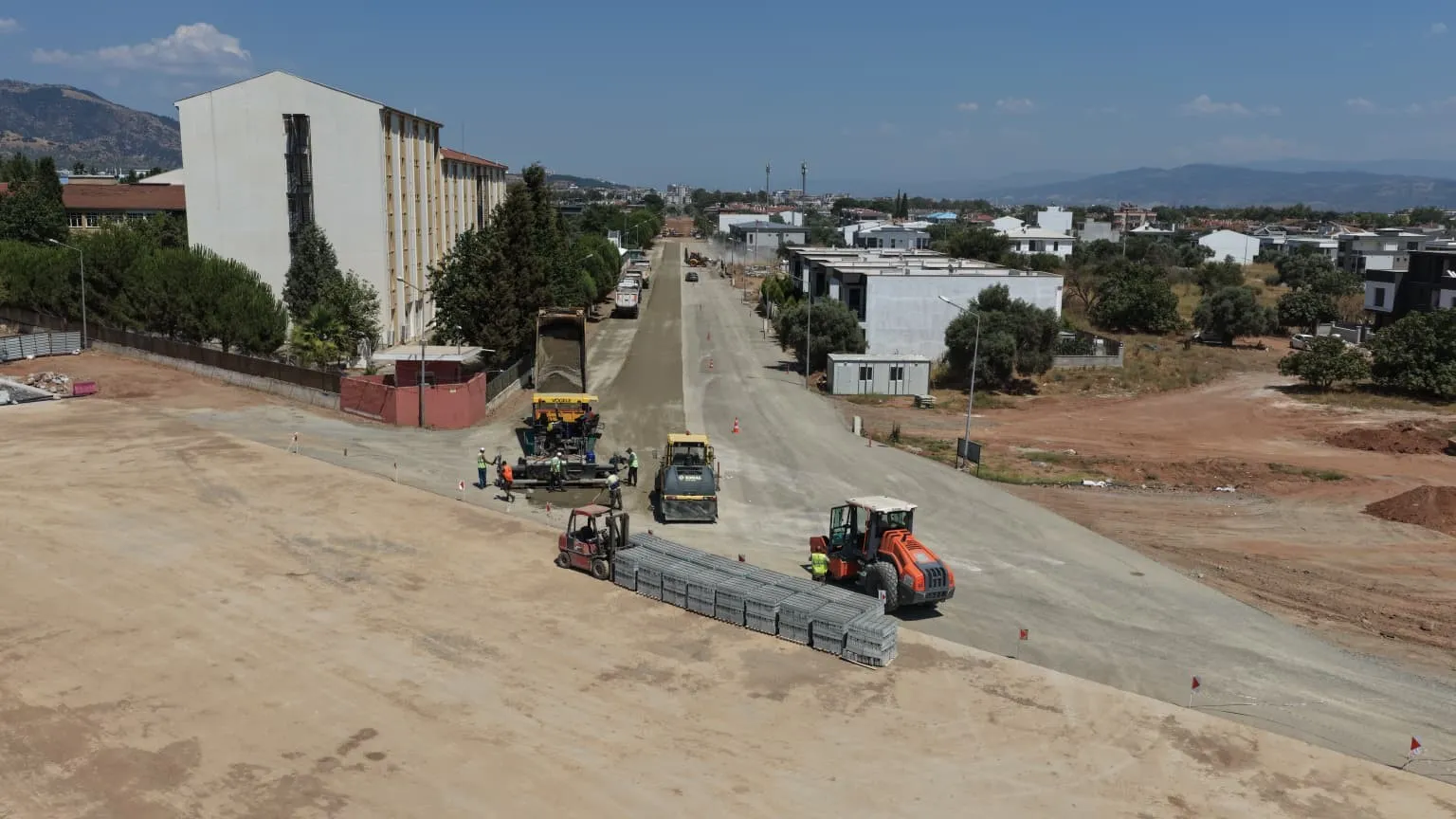 Efeler'in ana arterlerinde hummalı çalışma: Modern yollar hızla yükseliyor