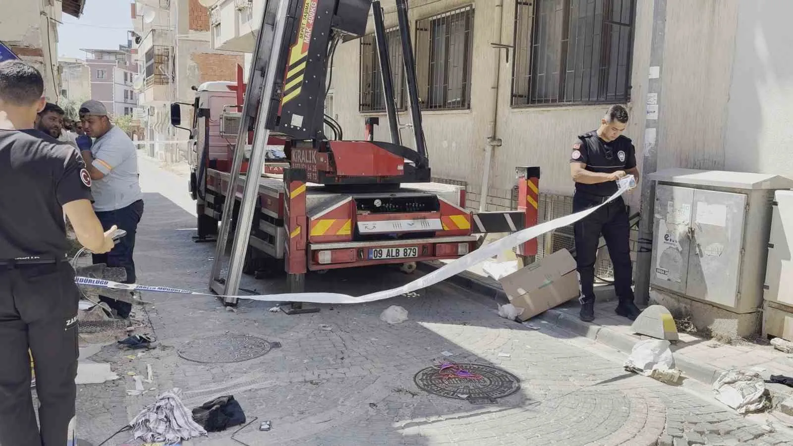 Kuşadası'nda apartman dairesinden çıkanlar şoke etti: Tonlarca atık tahliye edildi