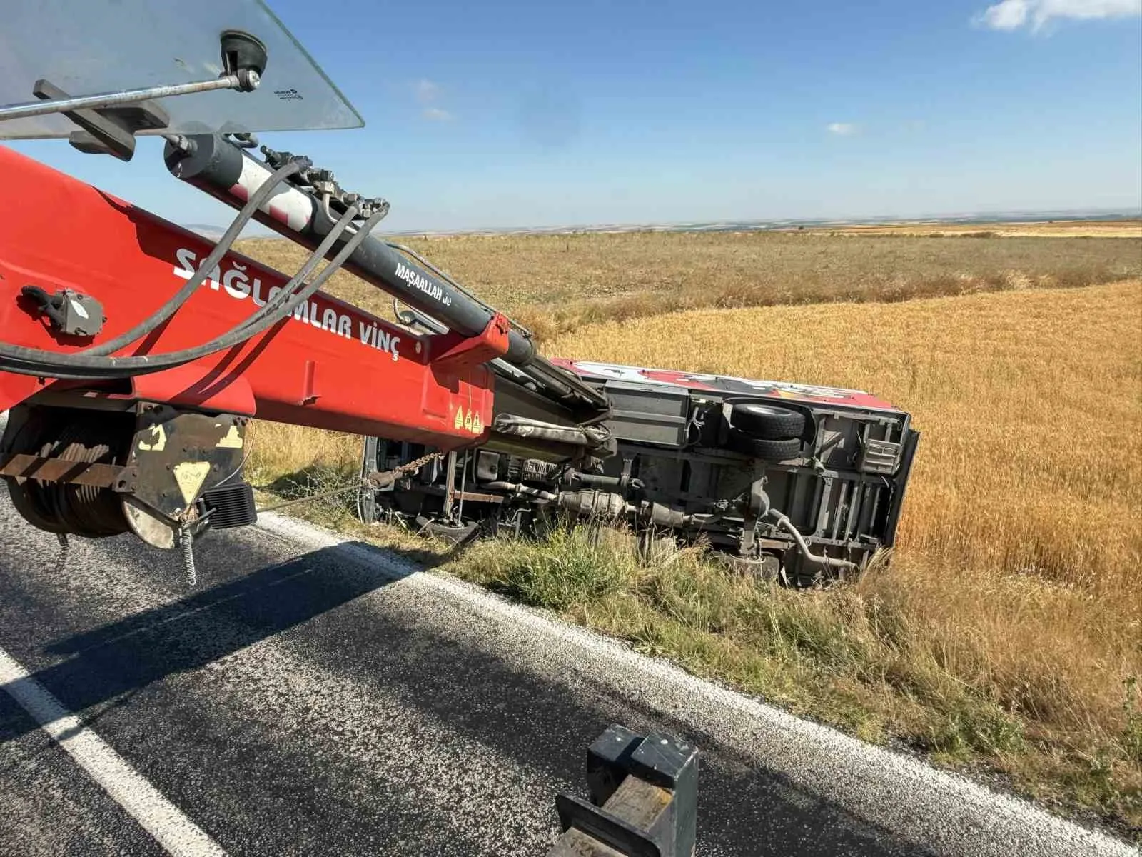 Afyonkarahisar'da dondurma yüklü araç devrildi: Yollar ürünlerle doldu