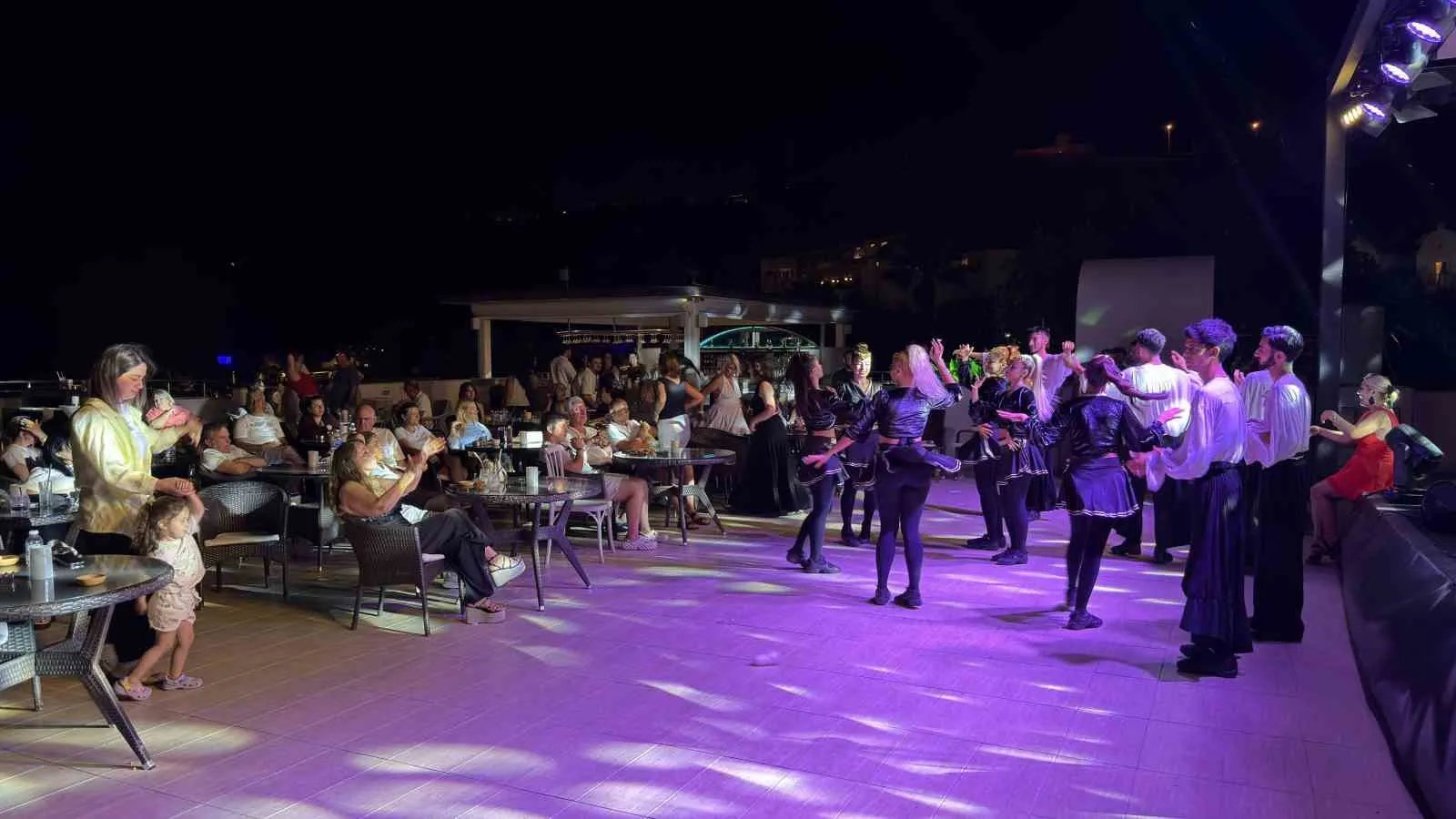 Bodrum gecelerinde kültür şöleni: Turistler geleneksel eğlenceye tam not verdi