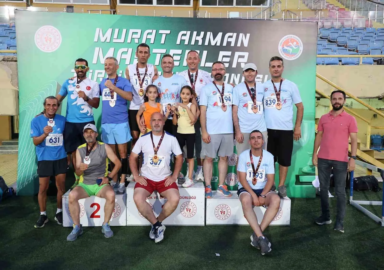 Denizli’nin master atletleri İzmir pistlerini fethetti: 9 madalyalık zafer