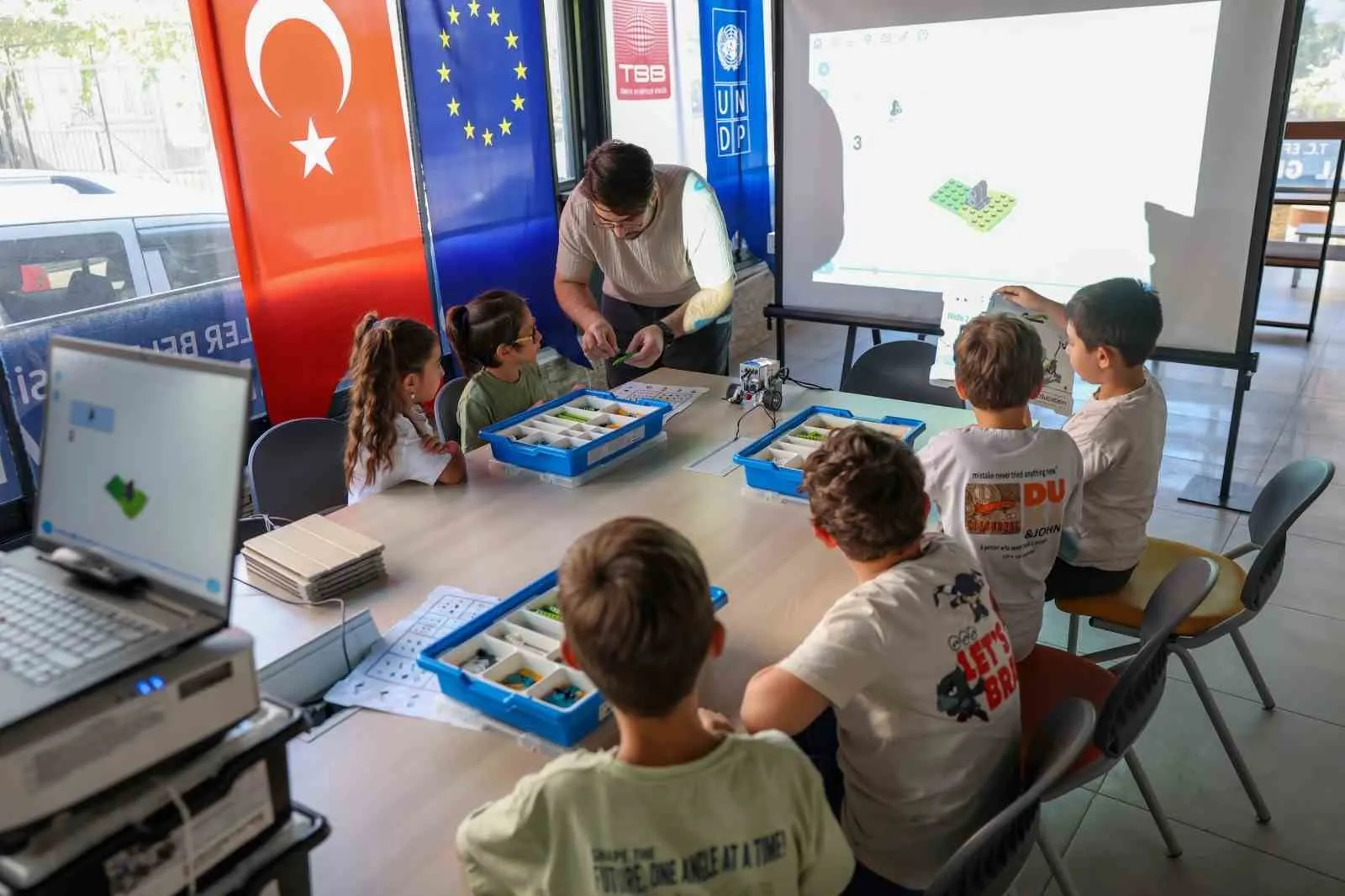 Efeler’de dijital dönüşüm rüzgarı: Gençler geleceğin teknolojilerini kodluyor