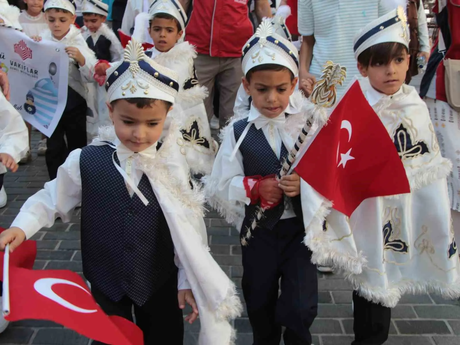 Uşak’ta vakıf geleneği çocukların yüzünü güldürdü: 25 minik erkekliğe ilk adımı attı