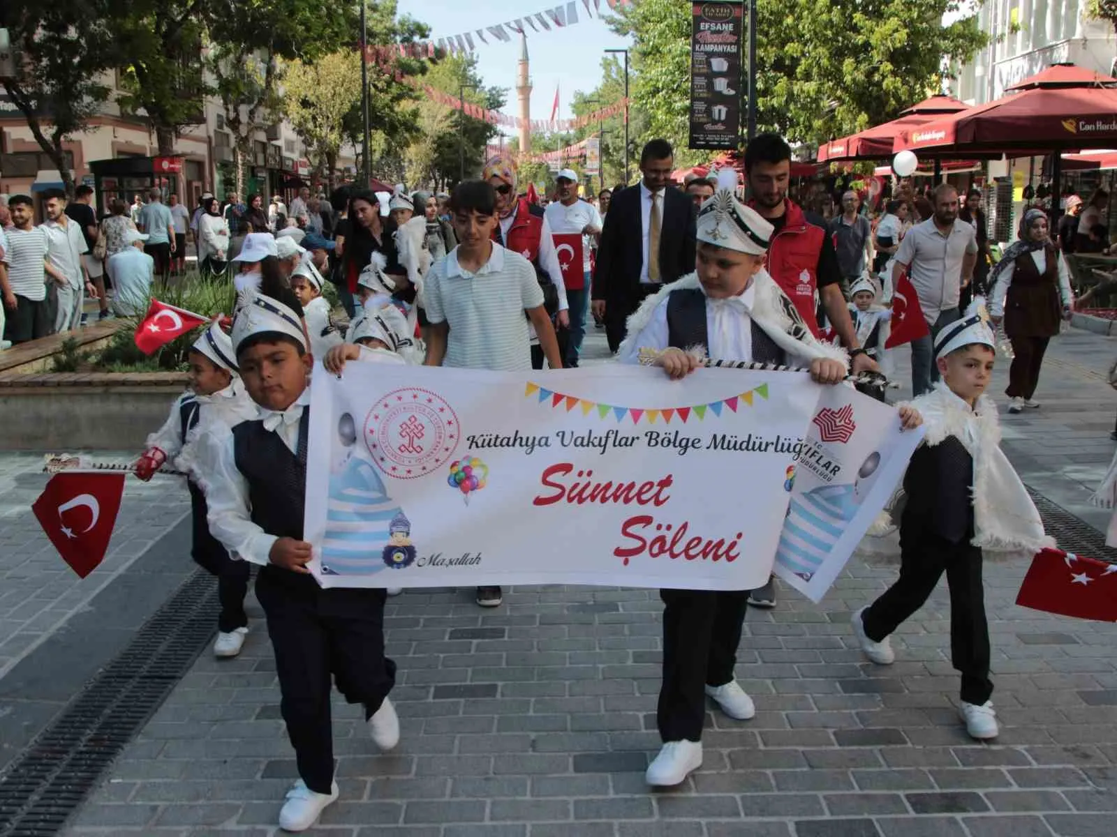Uşak’ta vakıf geleneği çocukların yüzünü güldürdü: 25 minik erkekliğe ilk adımı attı