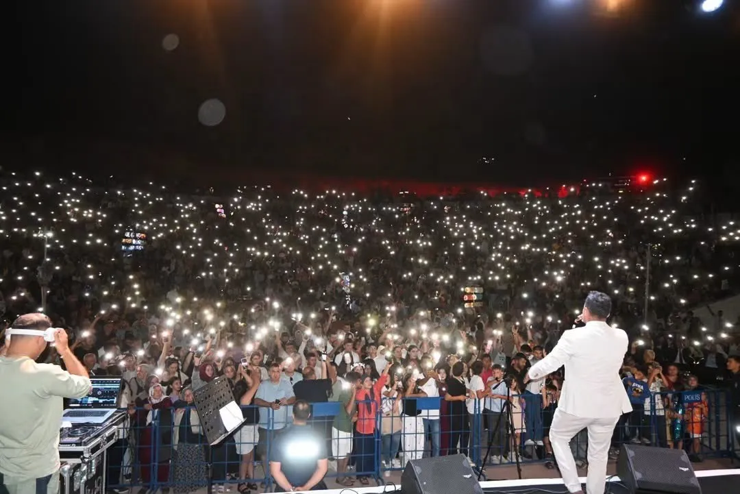 Çay ilçesinde festival coşkusu: Vişne ve Eber Sarısı görücüye çıktı