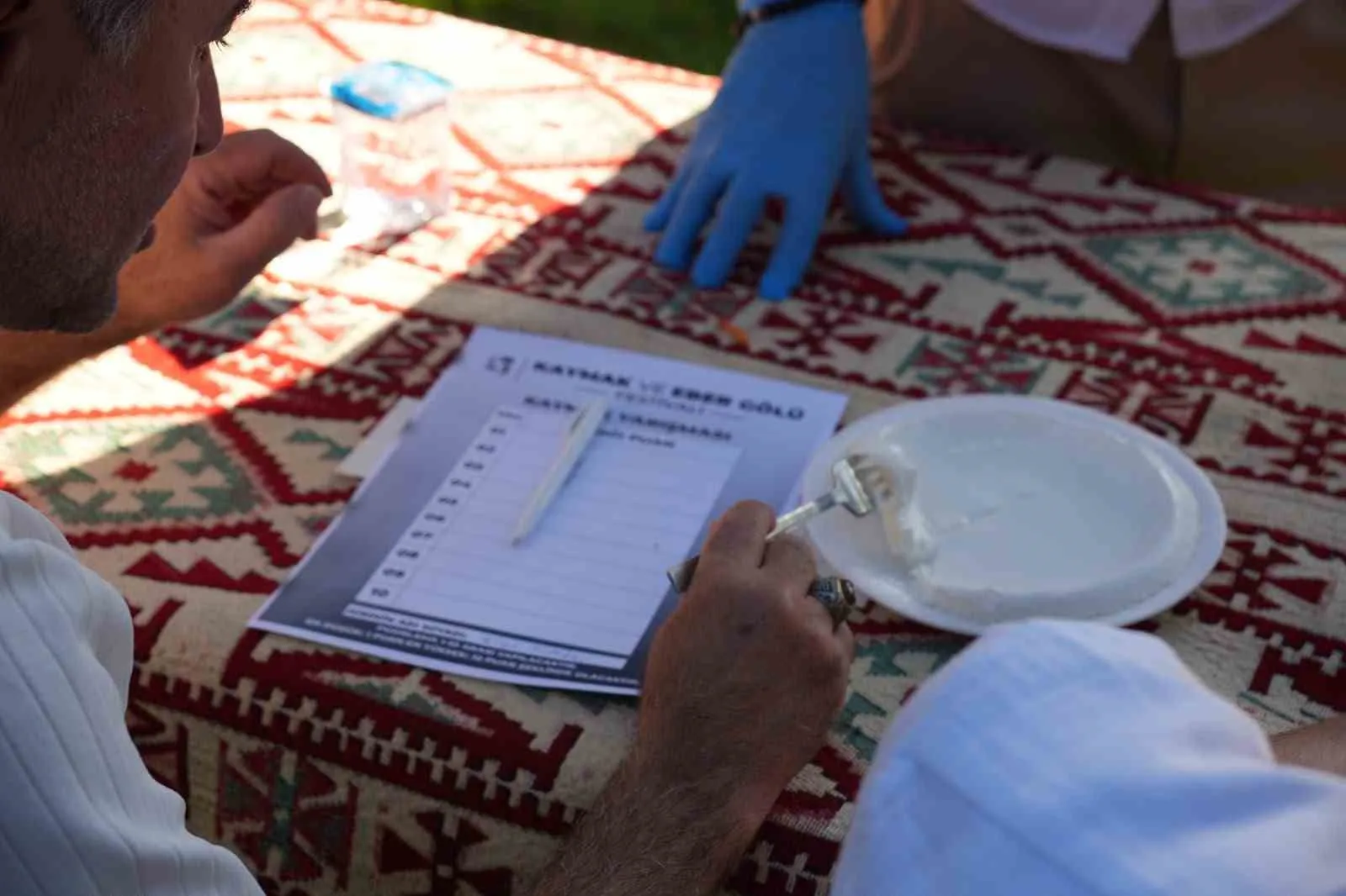 Bolvadin’de kaymak ustalari hünerlerini konusturdu: Zirvenin sahibi belli oldu