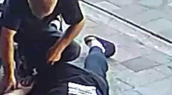 İnsanlık bu görüntülerle sınıfta kaldı: Bayılan gencin parasını böyle iç etti