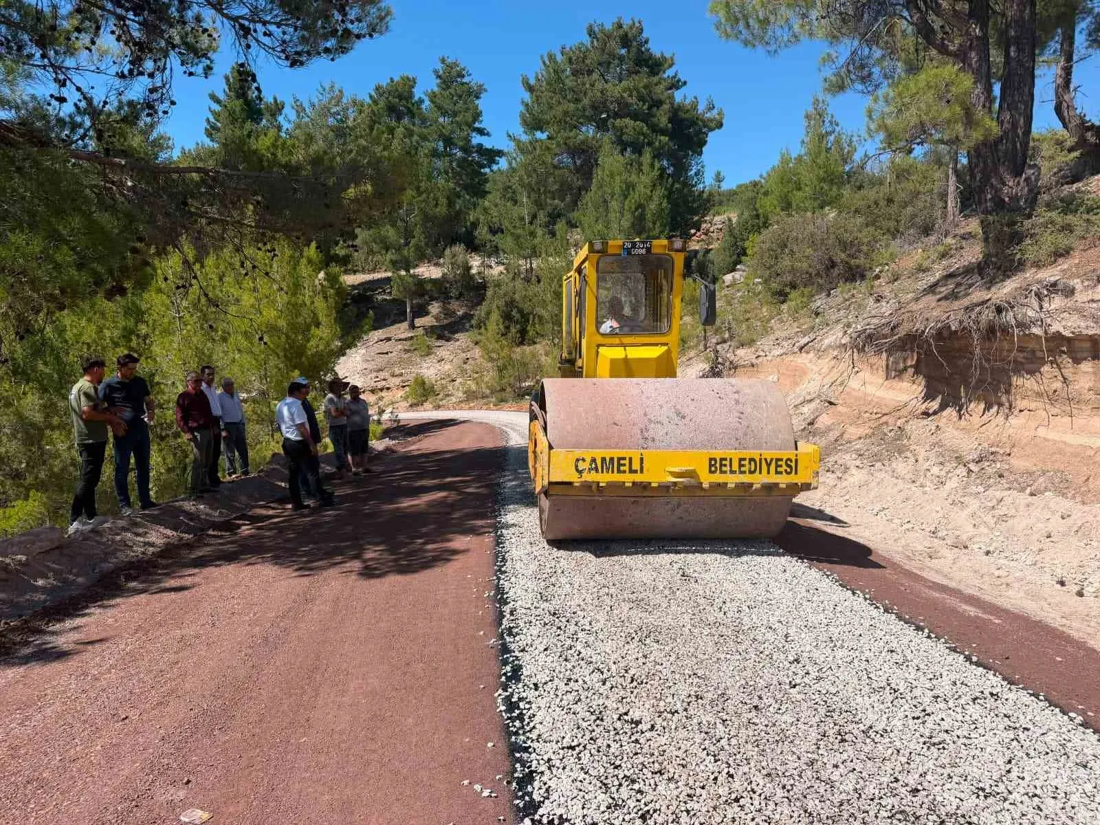 Çameli’nde yollar yenileniyor: Sezonun ilk asfaltı Kolak Mahallesi’ne döküldü