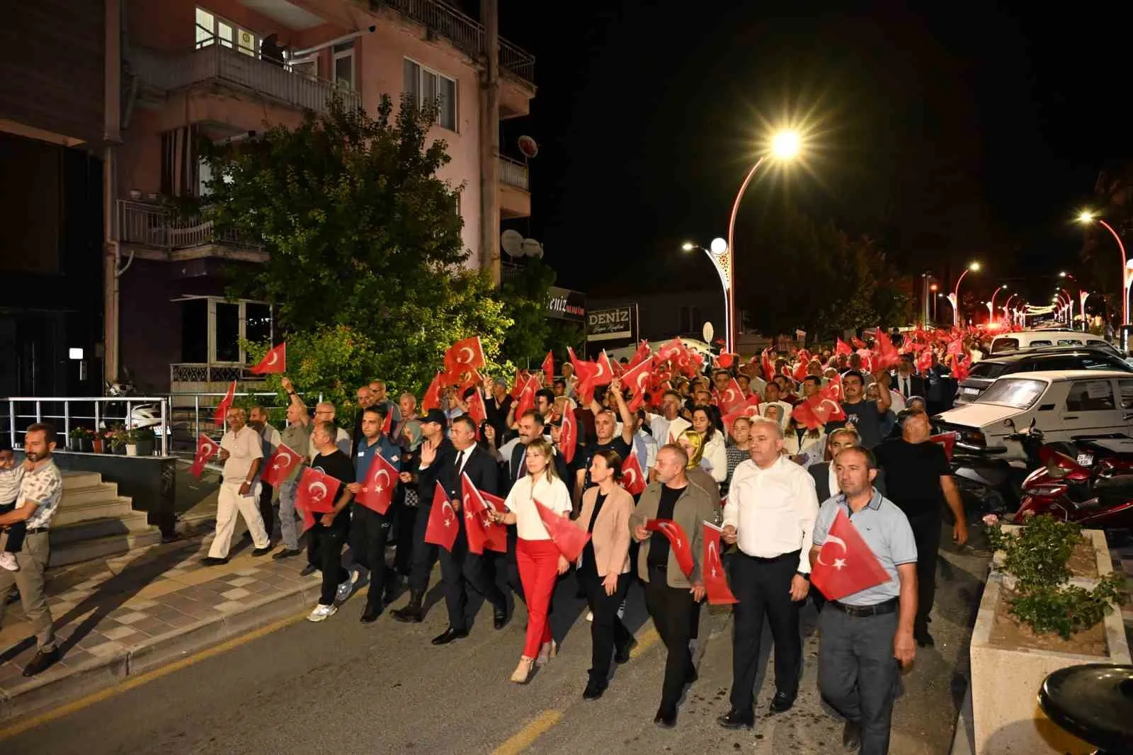 Demirci’de 15 Temmuz coşkusu: Bayraklar elde, yürekler bir atıyor