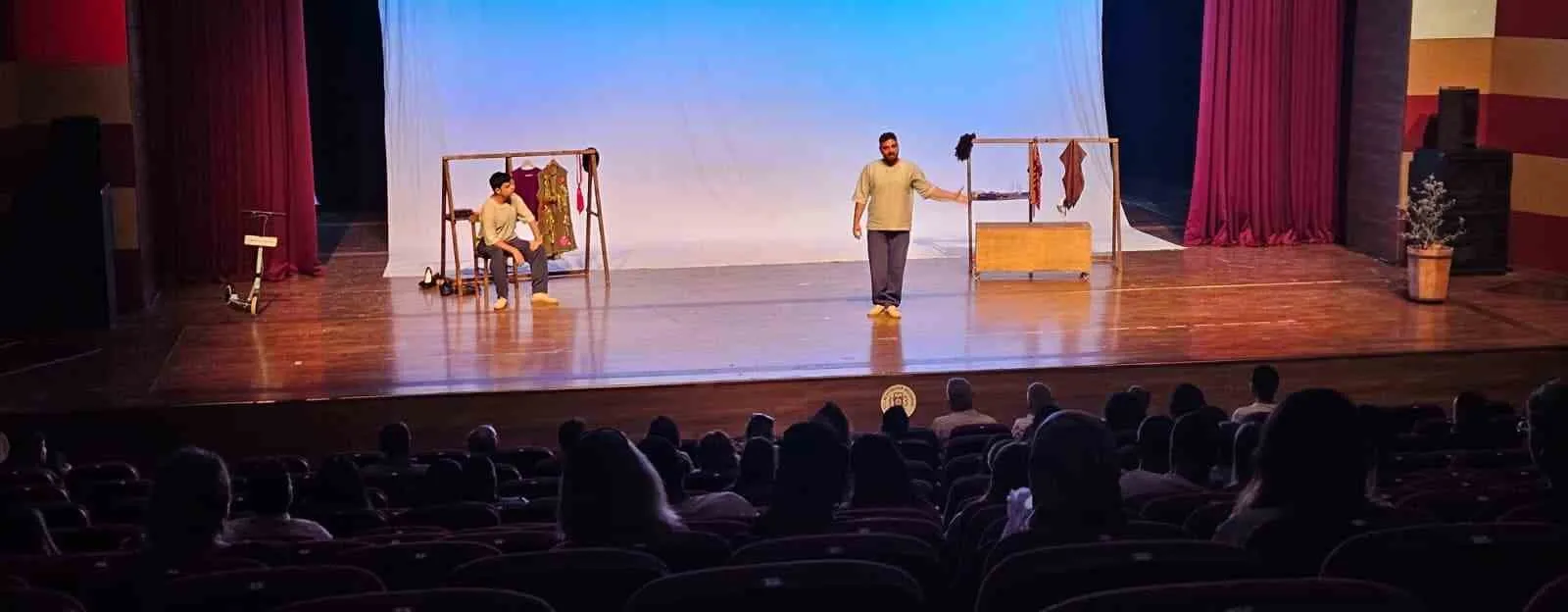 Muğla sahnesinde duygusal buluşma: Bodrumlu tiyatrocular hem güldürdü hem andı