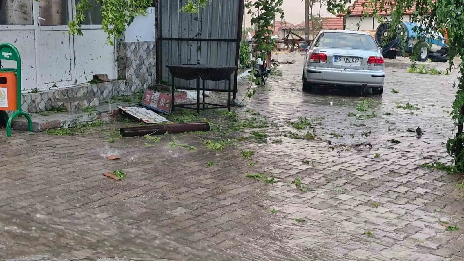 Manisa’da kabus dolu dakikalar: Fırtına İlyaslar’ı savaş alanına çevirdi
