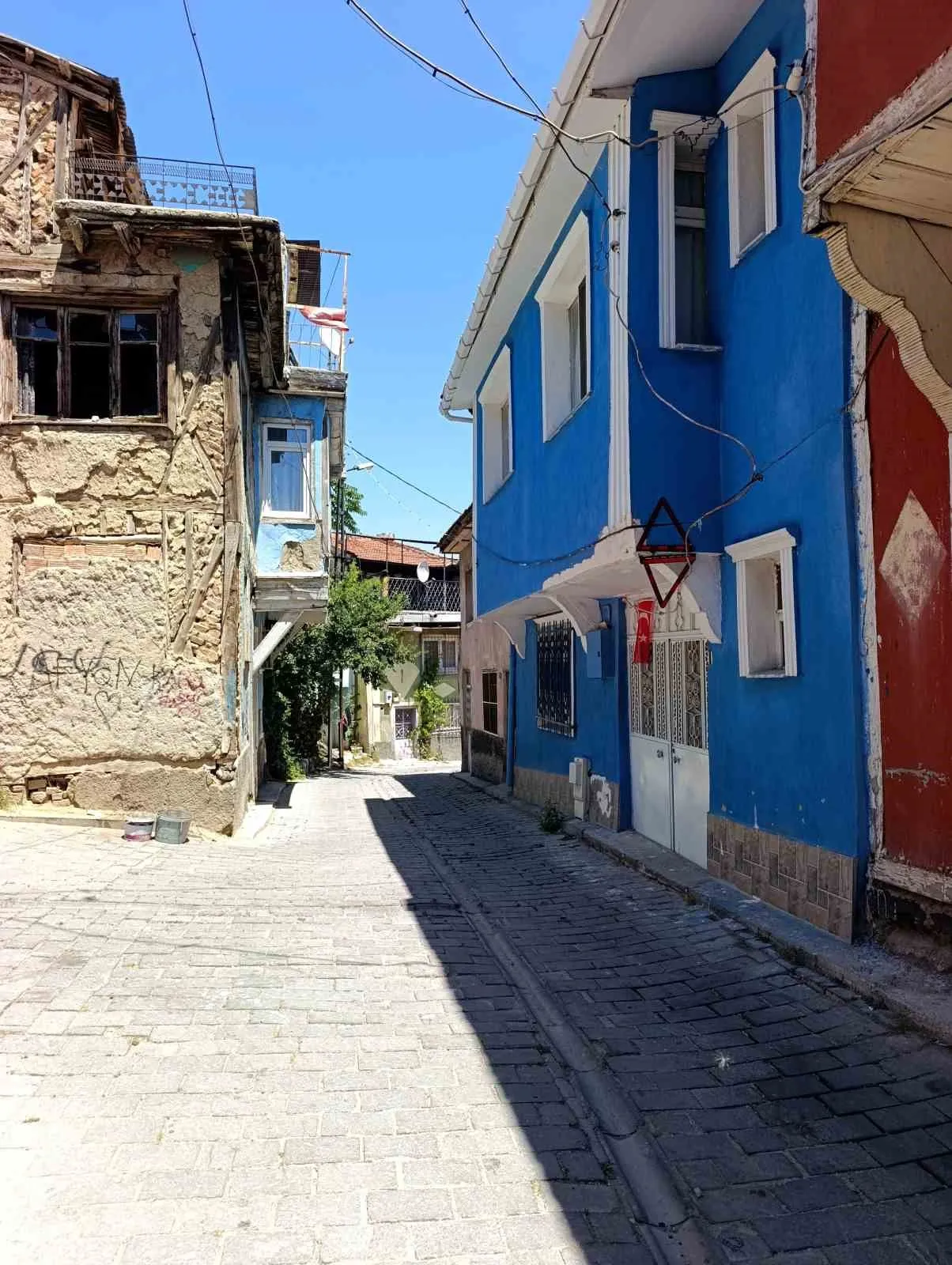 Afyonkarahisar’da dar sokak çilesi: Evini korumak için çareyi ışıklı önlemde buldu
