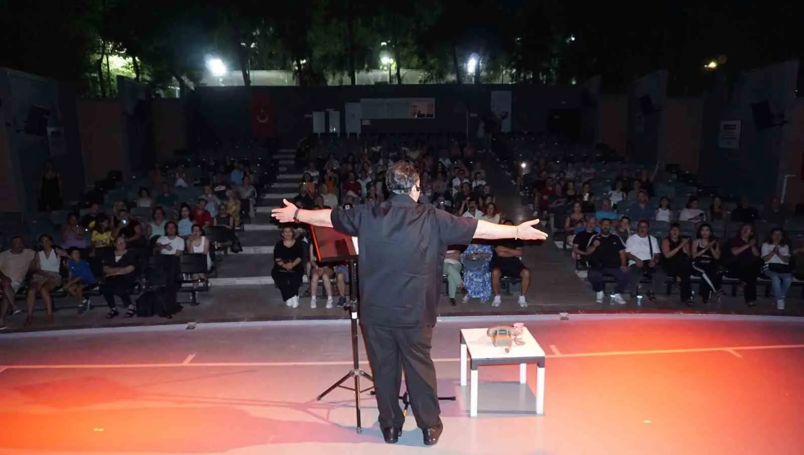 Faruk Sofuoğlu’ndan sahneye taşınan mahalle kültürü: Geçmişin nezaketini arıyoruz