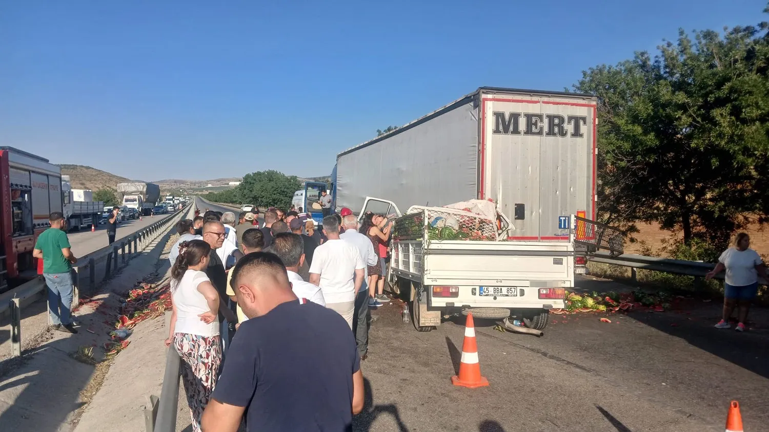 Kula’da korkunç kaza: Kamyonet hurdaya döndü, bir kişi yaşam mücadelesi veriyor