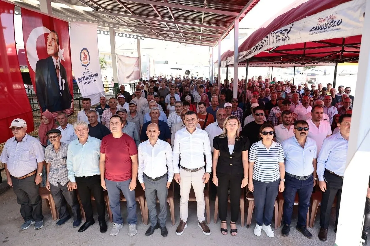 Denizli'de çiftçinin yüzü gülüyor: Büyükşehir'den dev sera naylonu desteği