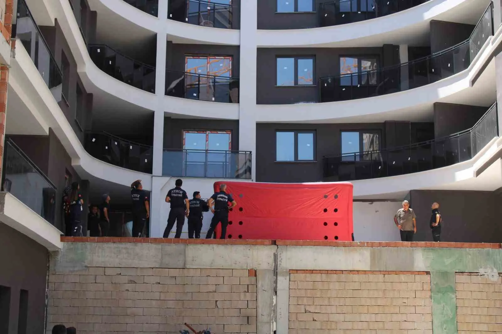 Aydın’da inşaatın tepesinde nefes kesen kurtarma operasyonu