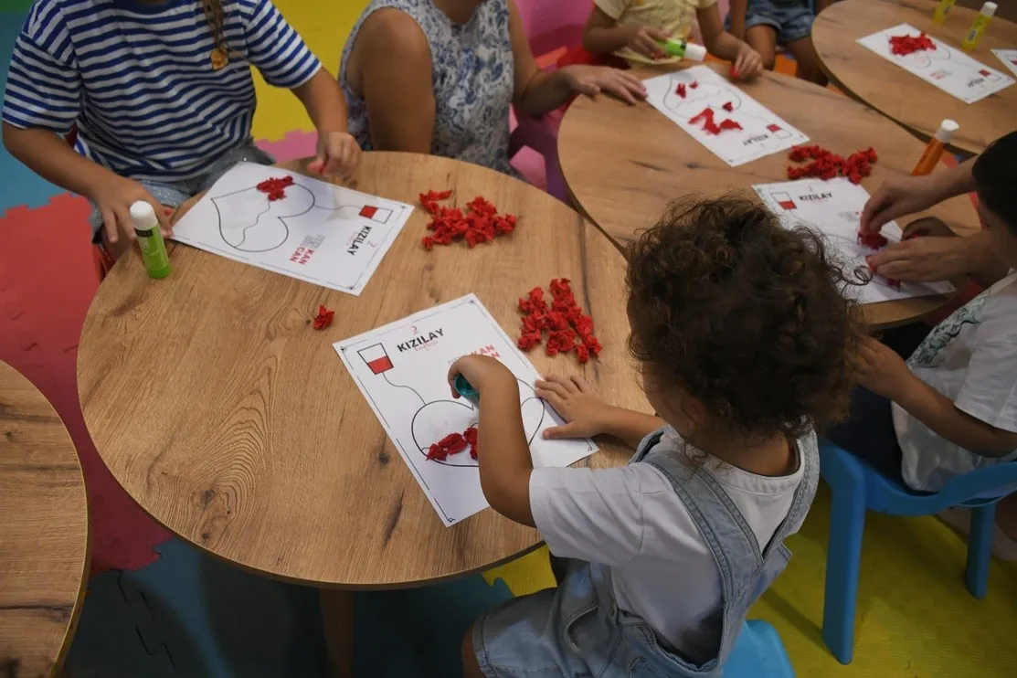 Küçük ellerde büyük dayanışma: Kuşadası’nda iyilik dolu bir gün