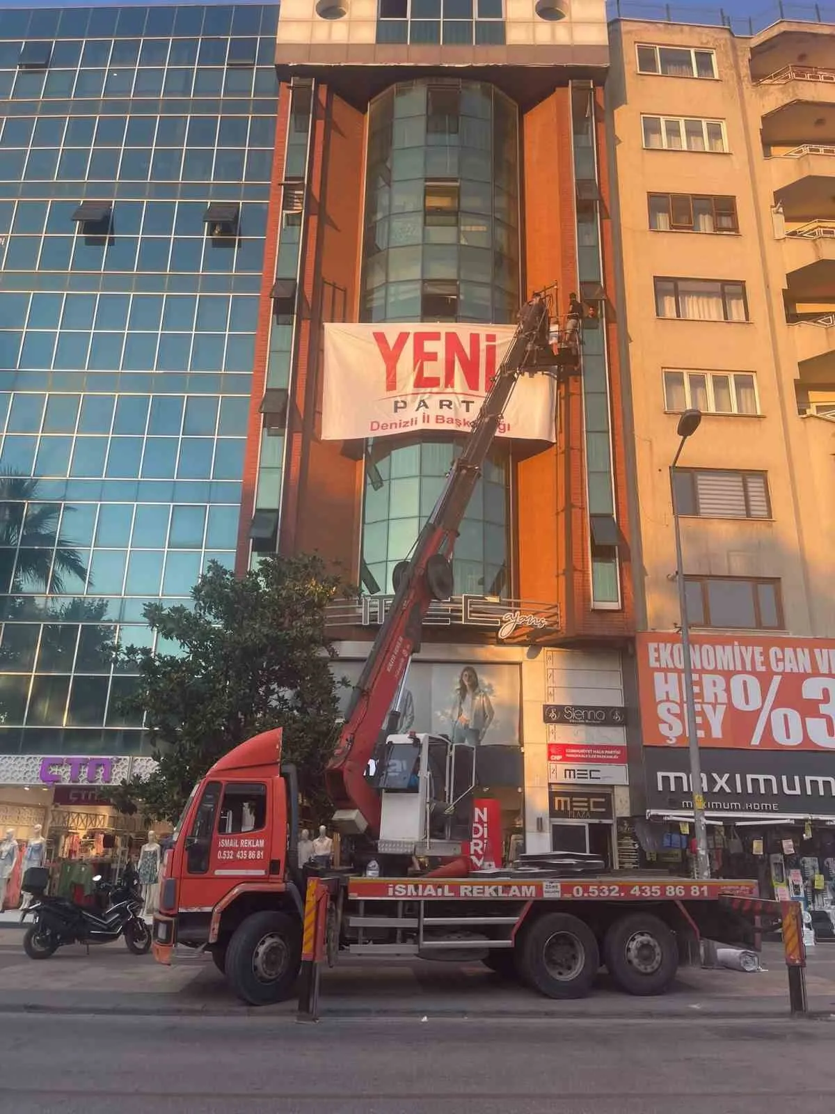 Denizli’de siyasi dengeler değişiyor: Yeni Parti tabelası merkez binaya asıldı