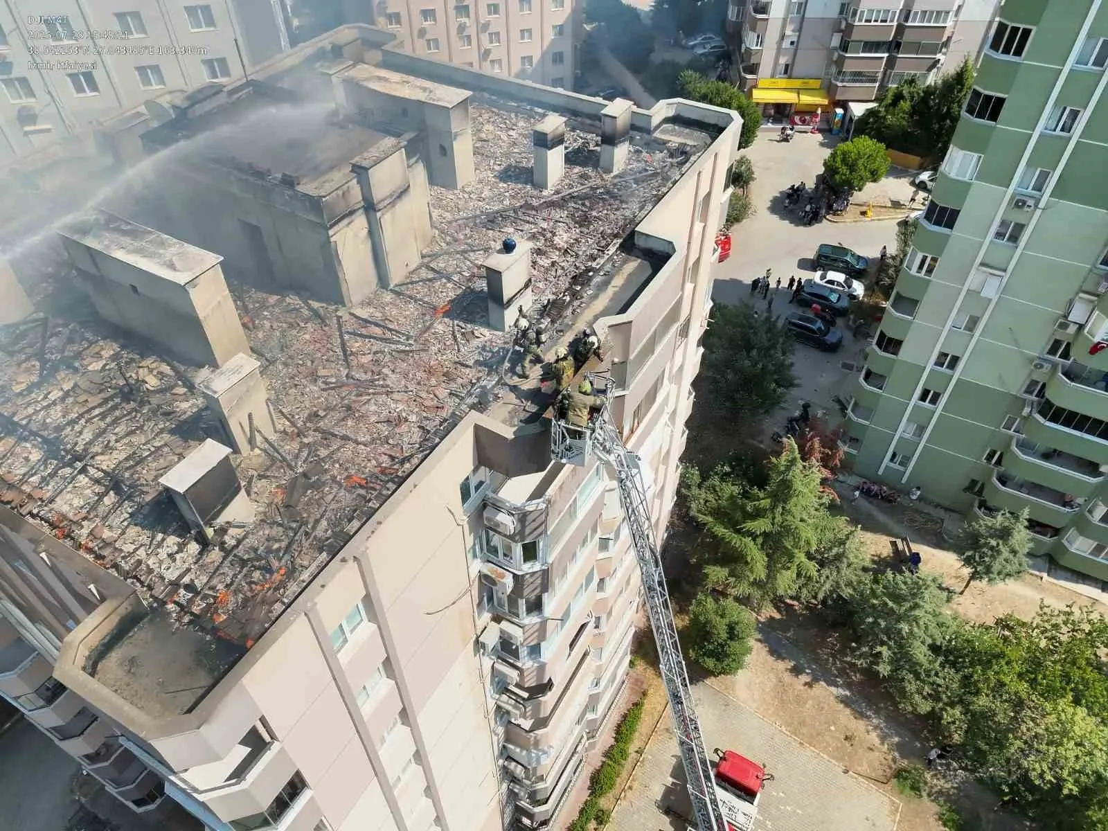 Menemen'de çatıda mahsur kalan işçiler için zamanla yarış: İtfaiye ekipleri faciayı önledi