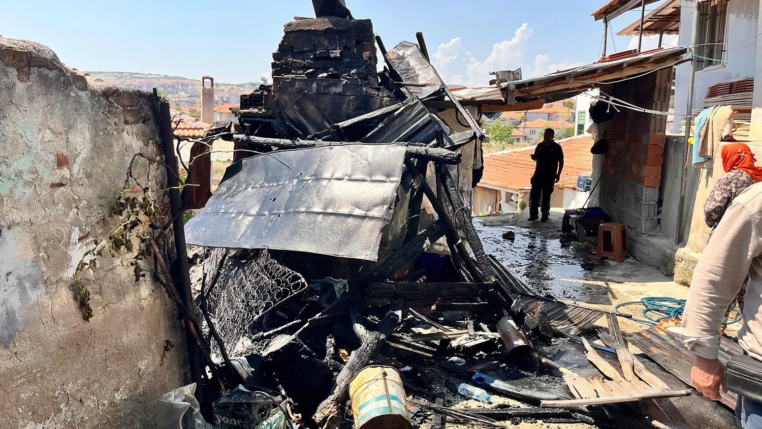 Kula’da bahçedeki fırın alevlere teslim oldu: İtfaiye zamanla yarıştı
