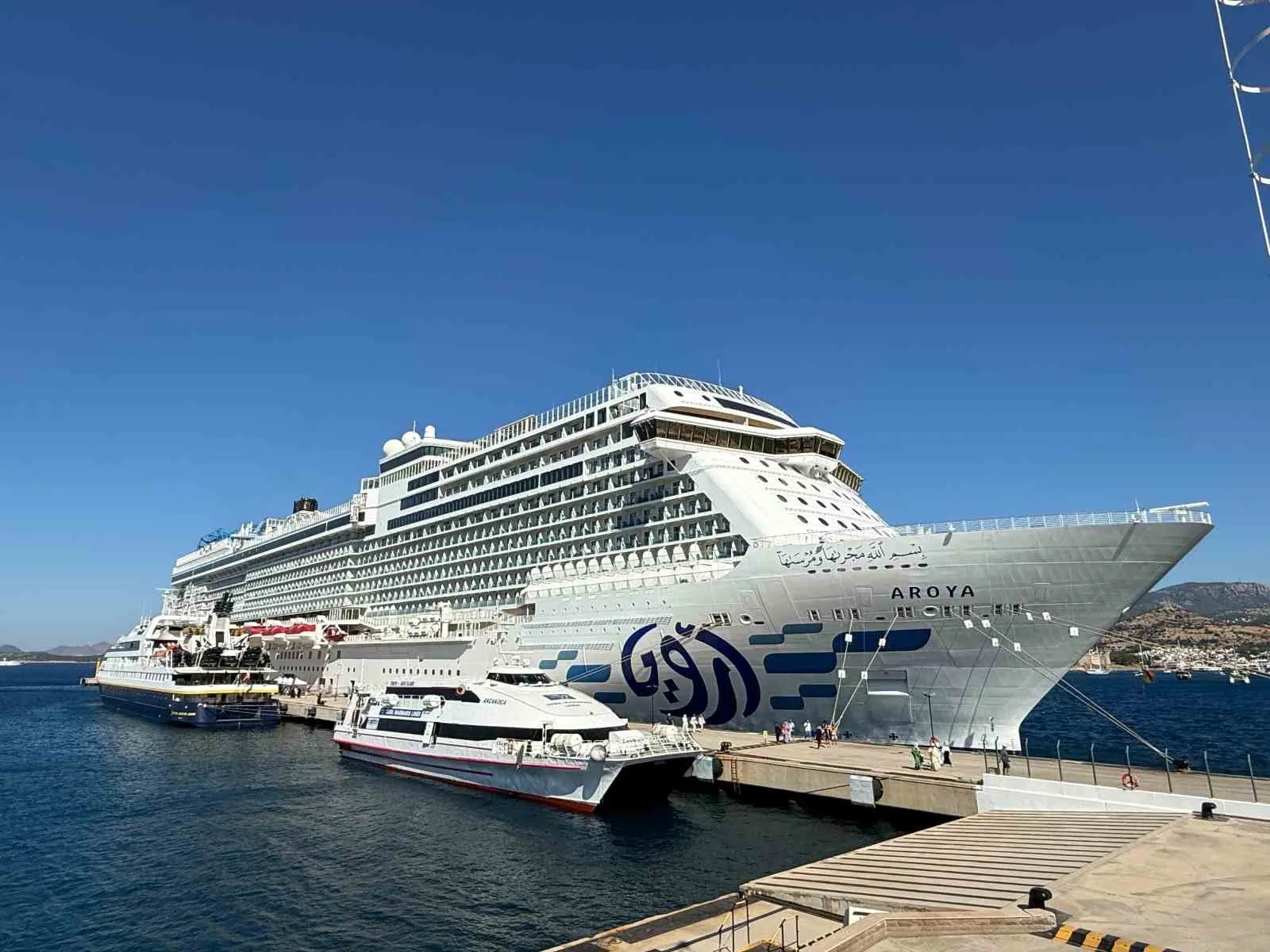 Bodrum limanlarında kruvaziyer bereketi: Binlerce turist şehre akın etti