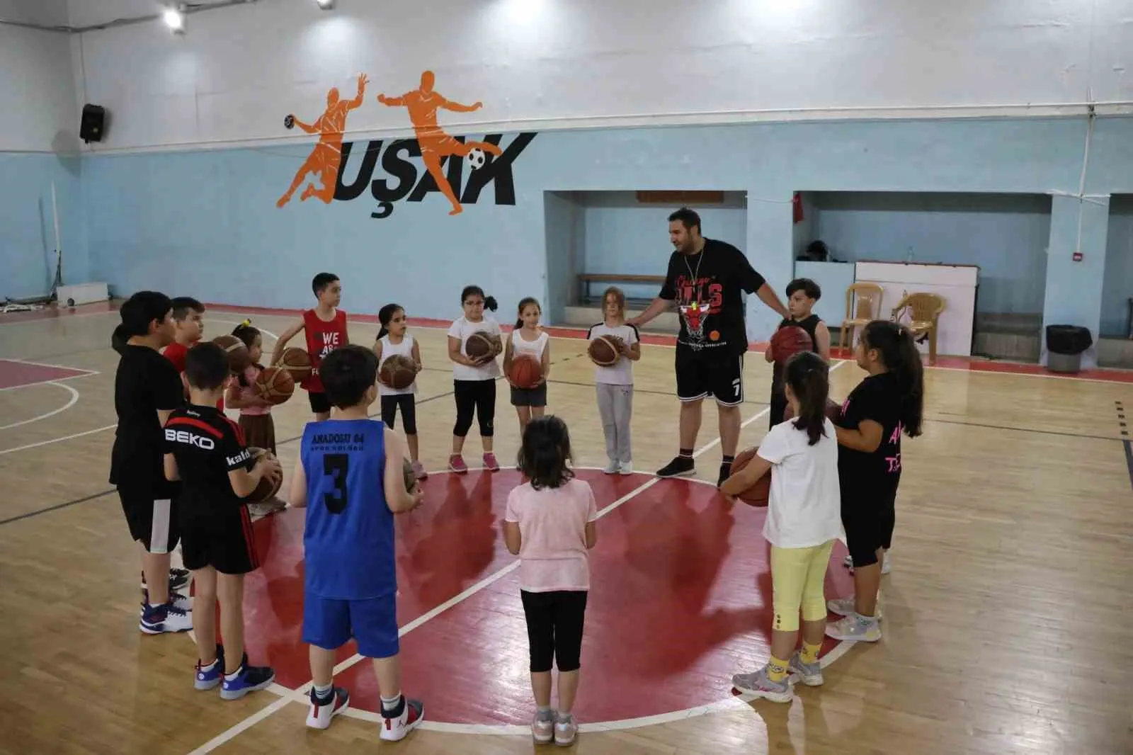 Uşak’ta tatil sporla anlam kazandı: 1200 öğrenci sahada ter döküyor