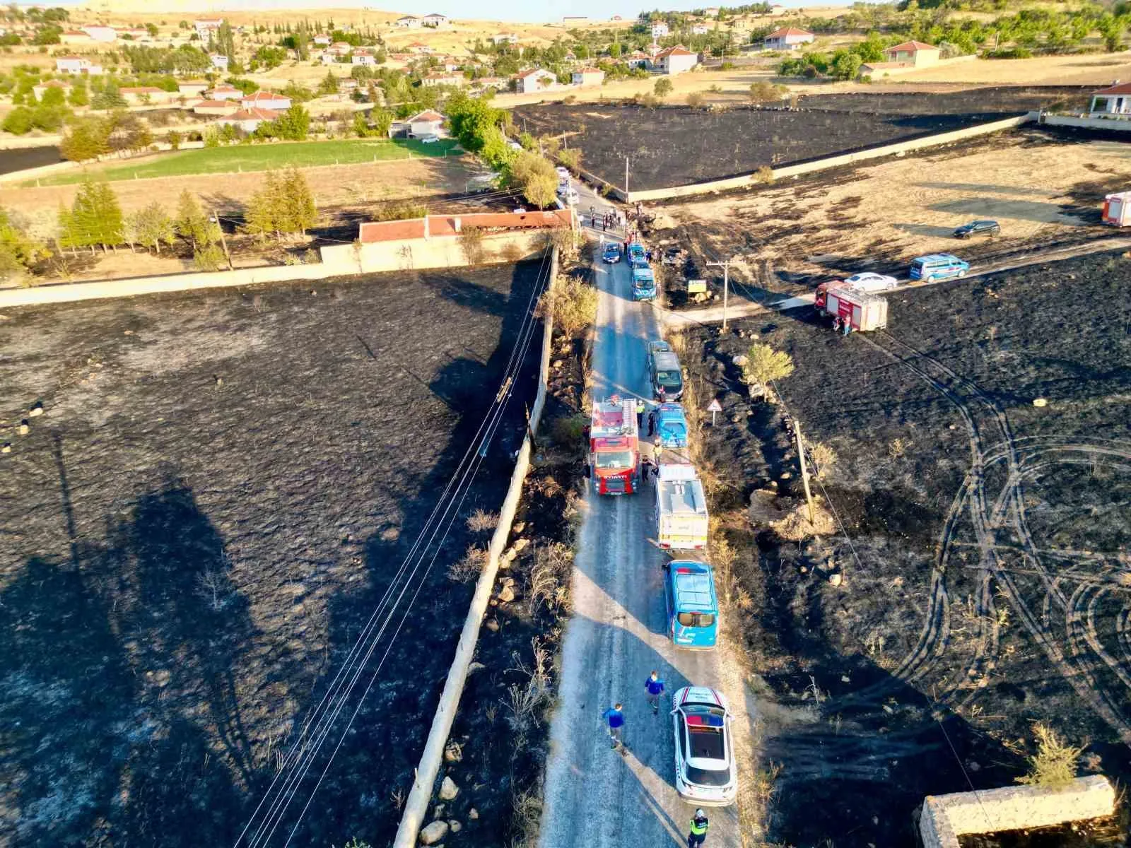 Alevlerin yuttuğu köyde jandarmadan kahramanca hamle: Otomobili küle dönmekten kurtardılar