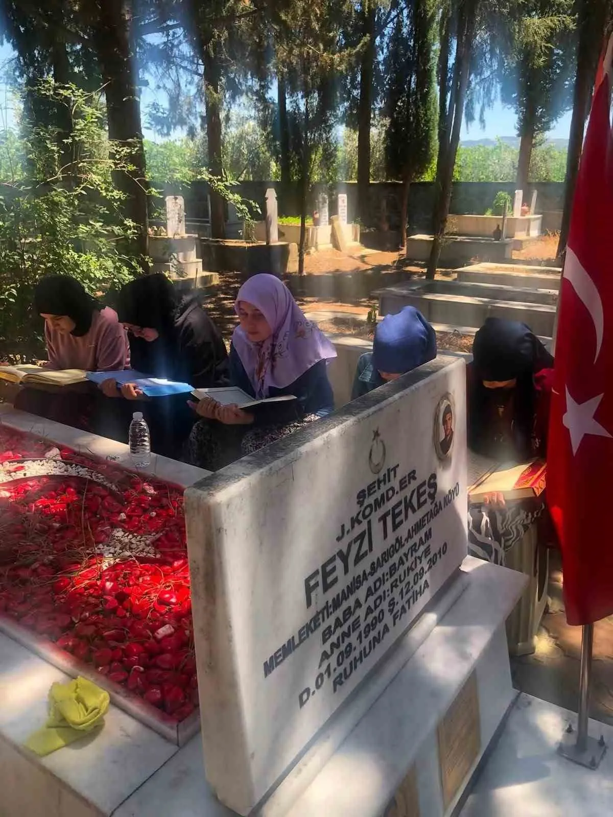 Sarıgöl’de vefa ziyareti: Minik eller dualarla şehitliğe koştu