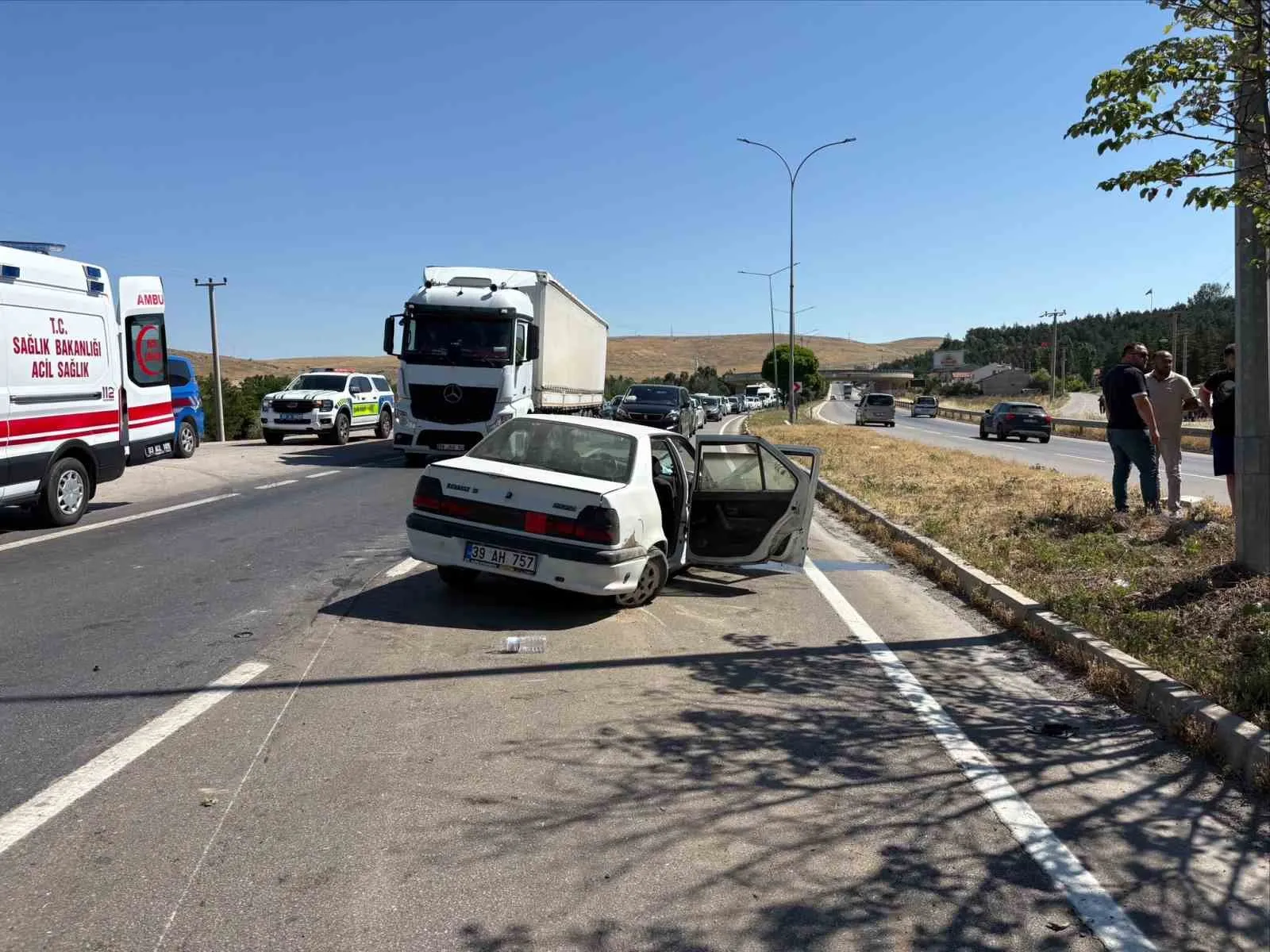 Afyonkarahisar'da kaza: Bariyerlere çarpan araçtaki 6 kişi hastanelik oldu
