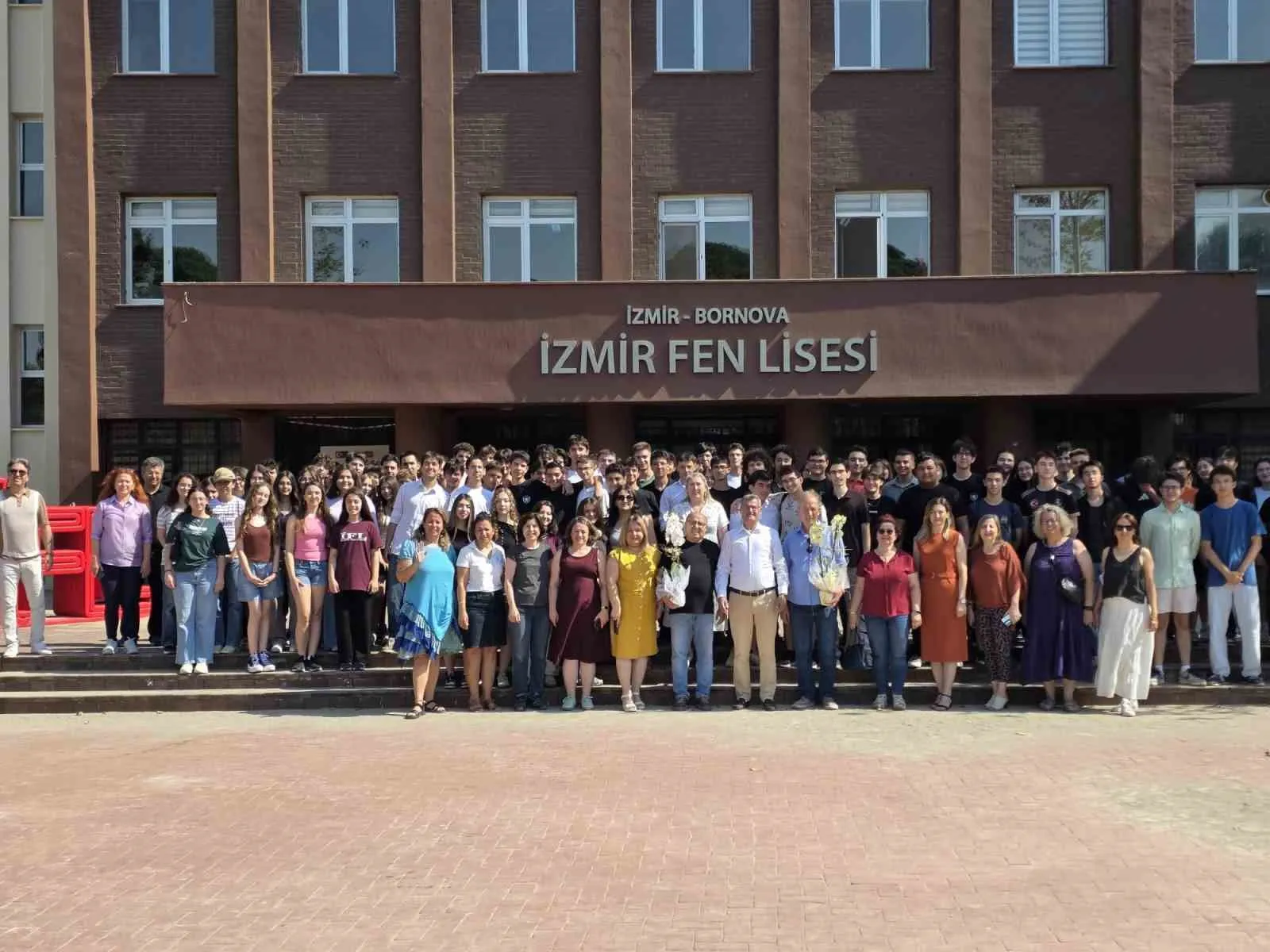 Tebeşir tozuna veda ederken gözyaşlarını tutamadı: 34 yıllık emeğin finali İzmir'de yapıldı