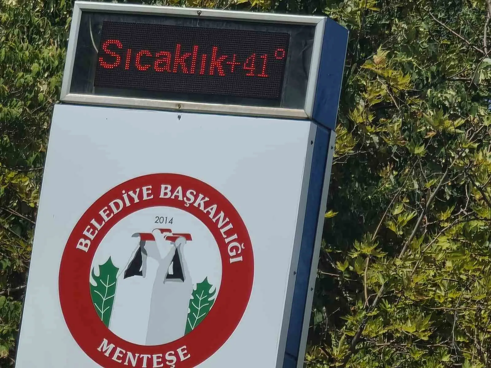 Kavurucu sıcaklara tazyikli suyla meydan okudu: Menteşe’de alışılmadık serinleme yöntemi