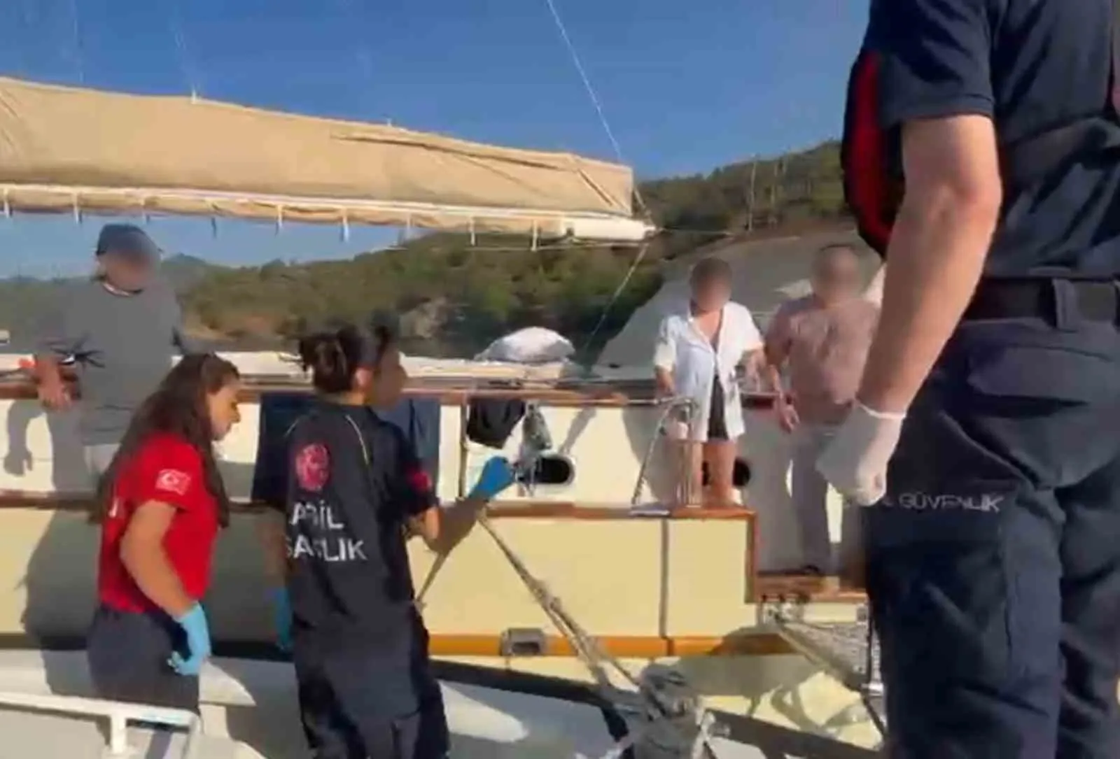 Ege'de deniz üzerinde sağlık alarmı: Sahil Güvenlik ekipleri hastaların imdadına yetişti