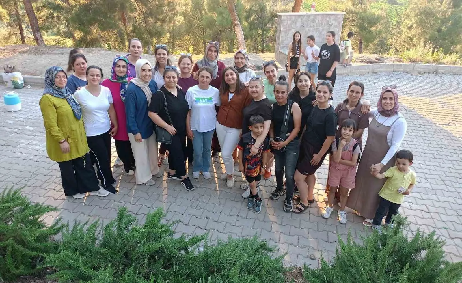 Sarıgöl'de vefa dolu buluşma: Öğretmen ve öğrencileri yıllar sonra tekrar bir arada