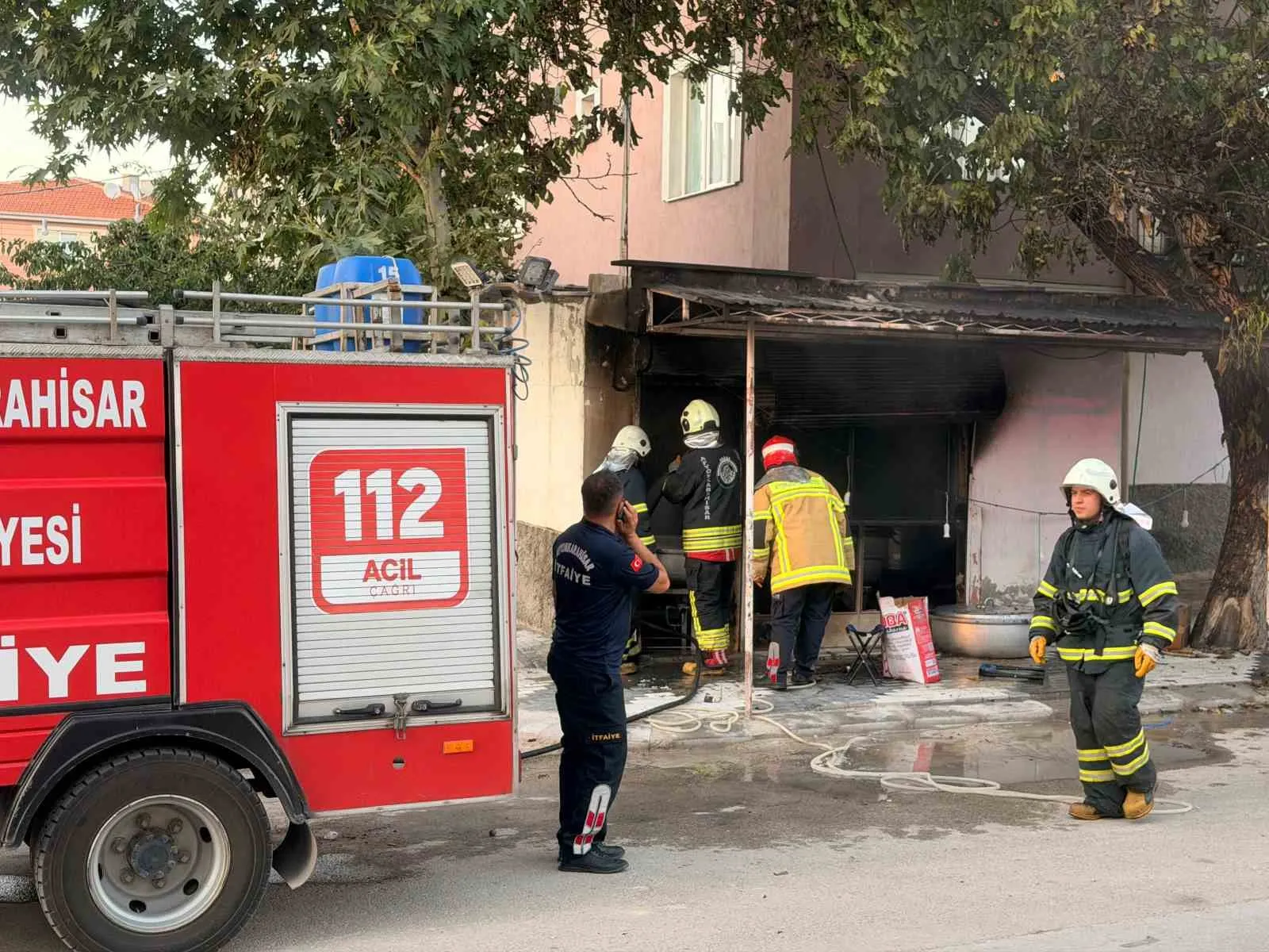 Mutlu günün hazırlığında korkutan anlar: Mutfaktan yükselen alevler paniğe yol açtı