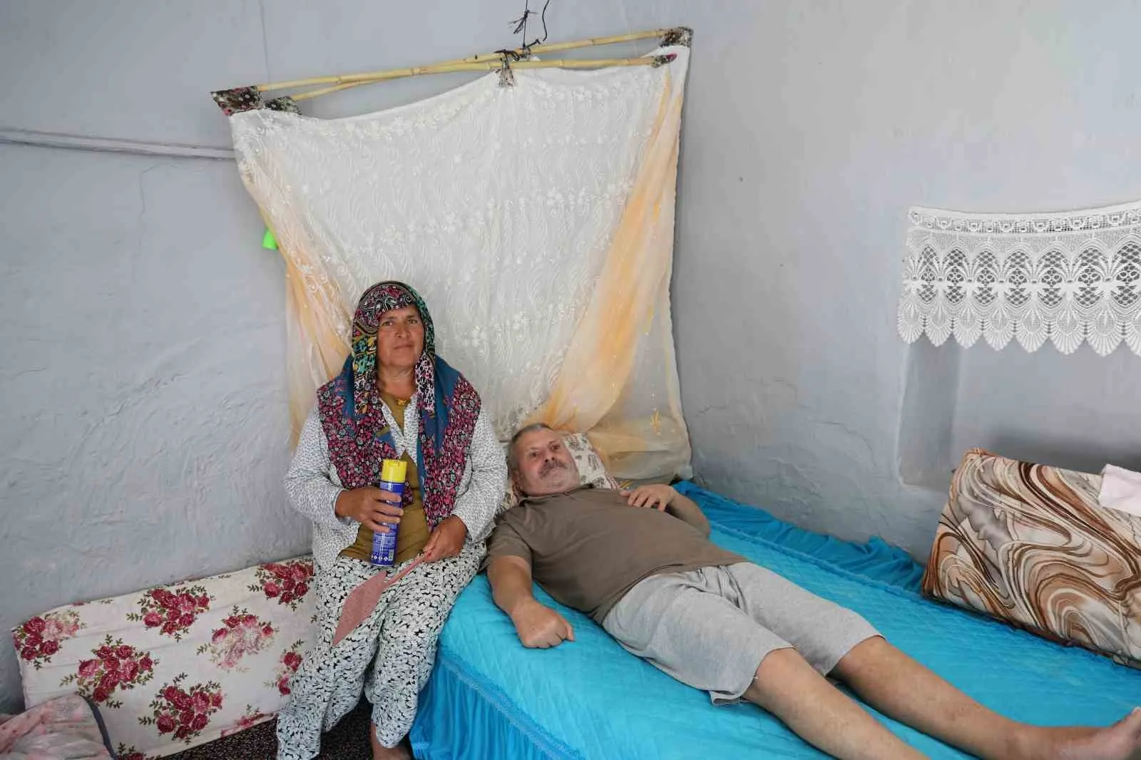 Bir elinde ilaç diğerinde sineklik: Felçli eşi için yaşam mücadelesi veriyor