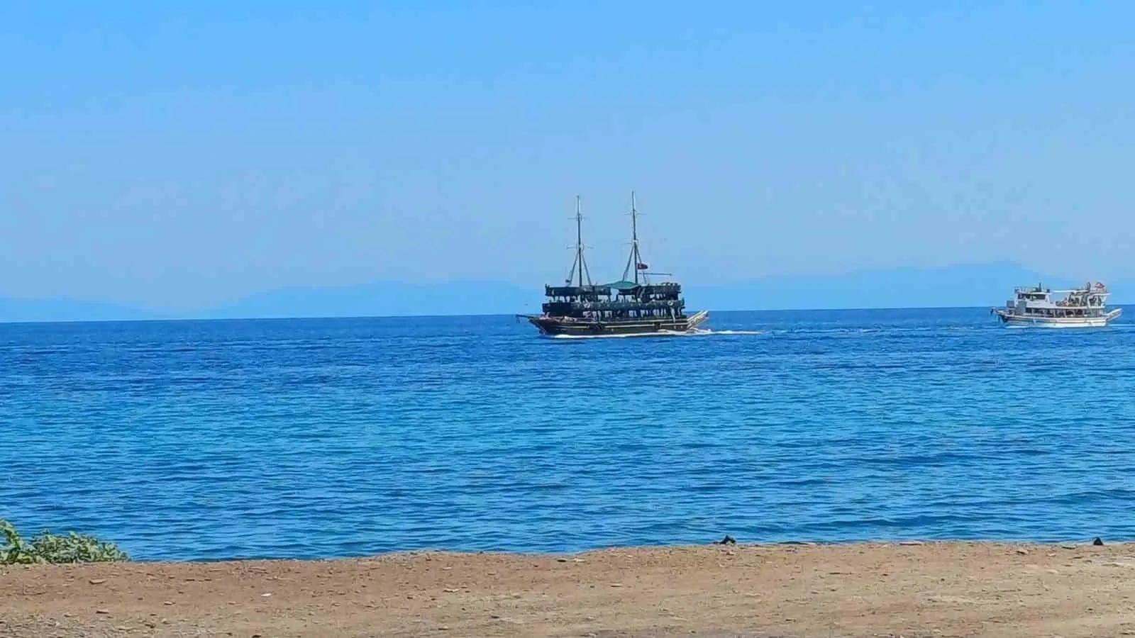 Kuşadası’nda deniz keyfi ikiye katlandı: Turistler rotayı gizli koylara çevirdi