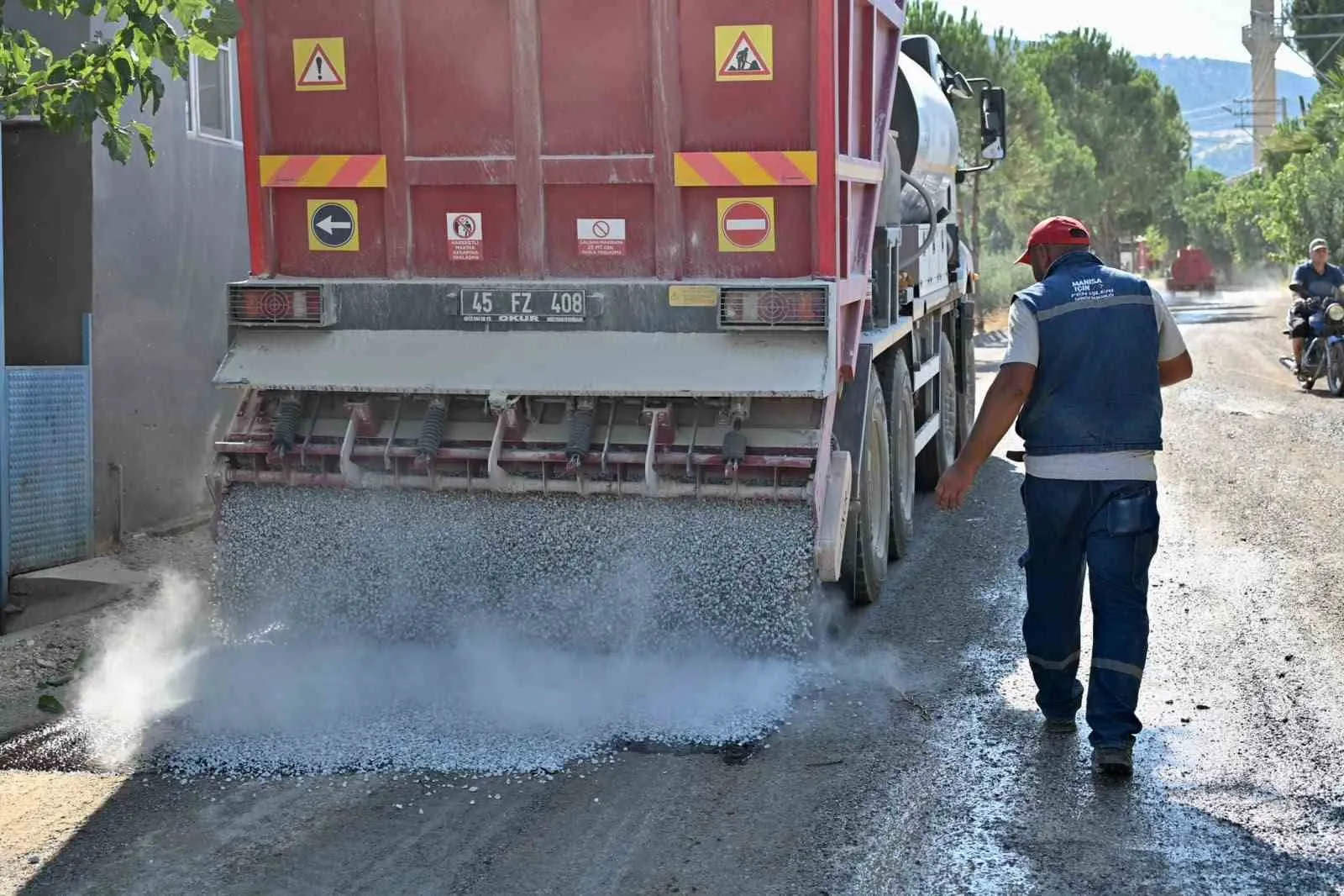 Alaşehir’in üç mahallesinde yol sorunu tarih oldu: Çiftçinin ulaşım engeli kalktı