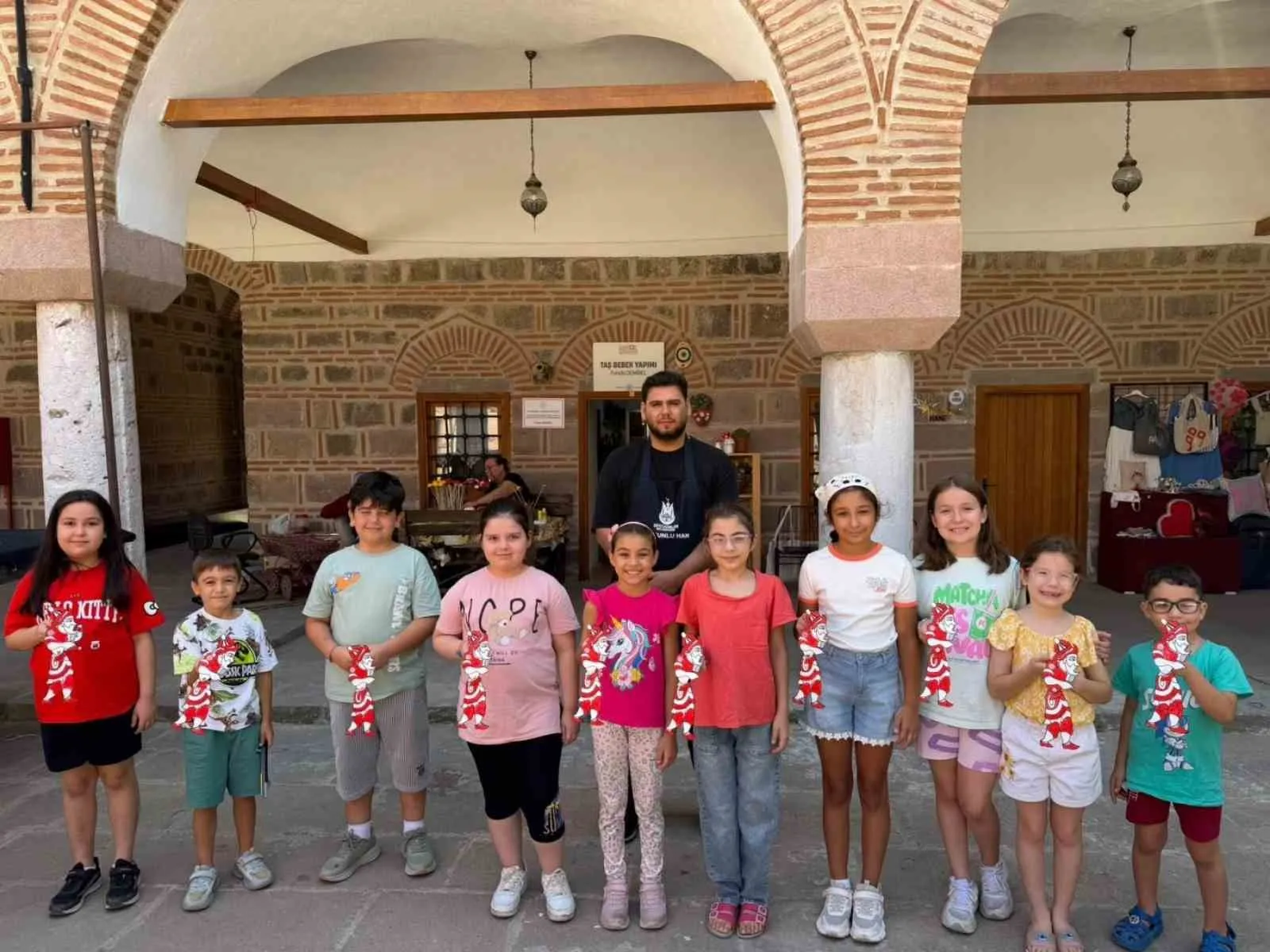 Tarihi handa milli coşku: Çocuklar Hacivat ve Karagöz’ü ay-yıldızla süsledi