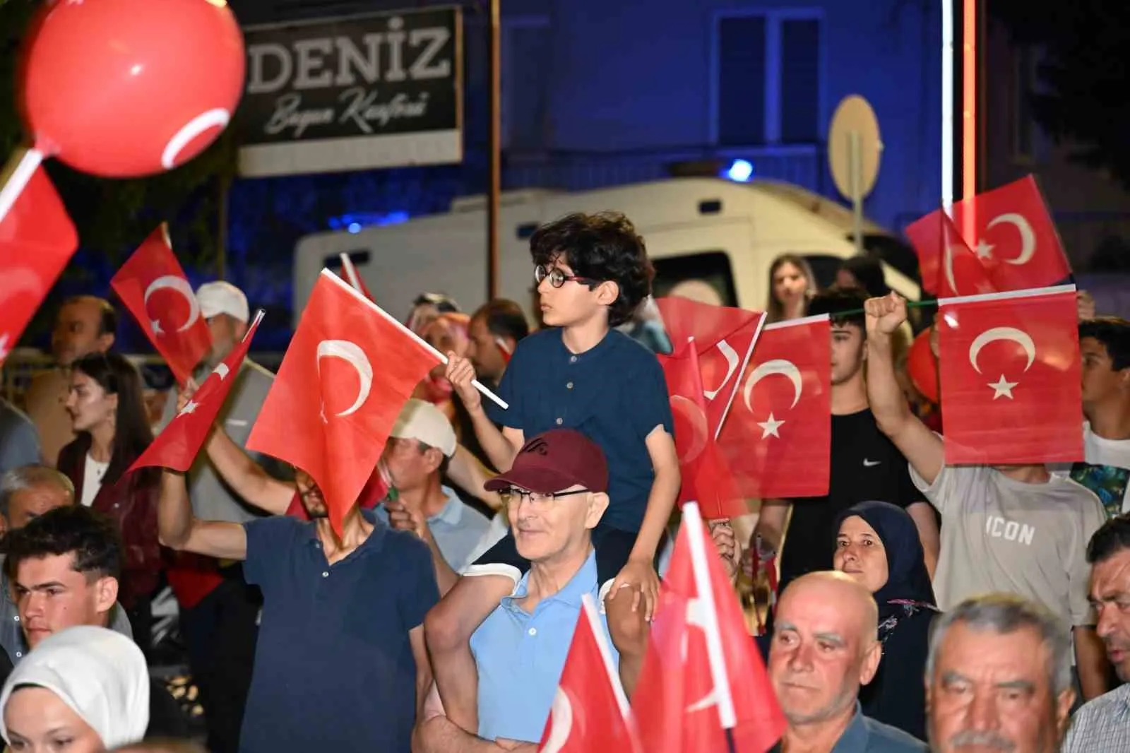 Demirci’de 15 Temmuz coşkusu: Bayraklar elde, yürekler bir atıyor